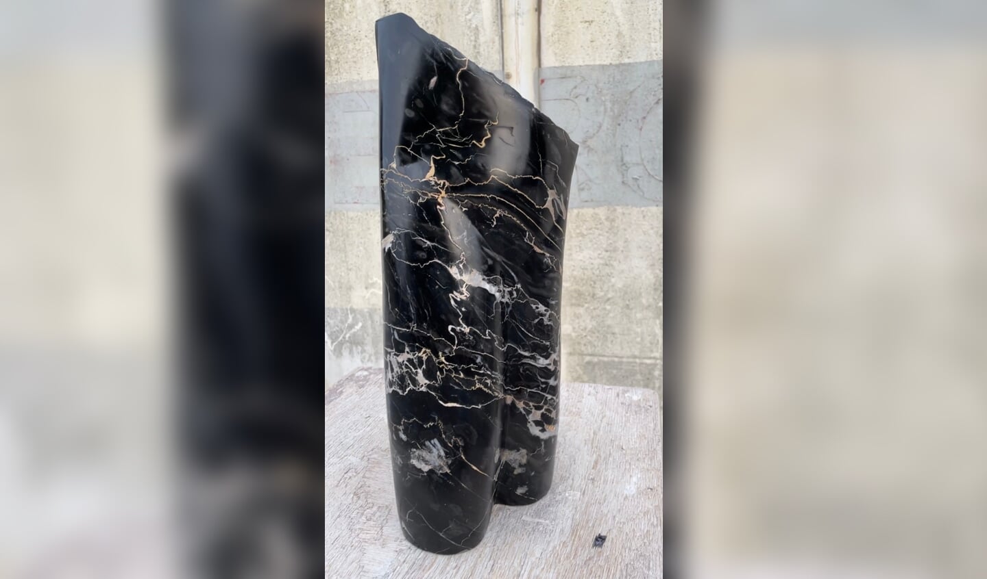 Stenen beeld van Nicolette Biessels, materiaal Port d'oro.