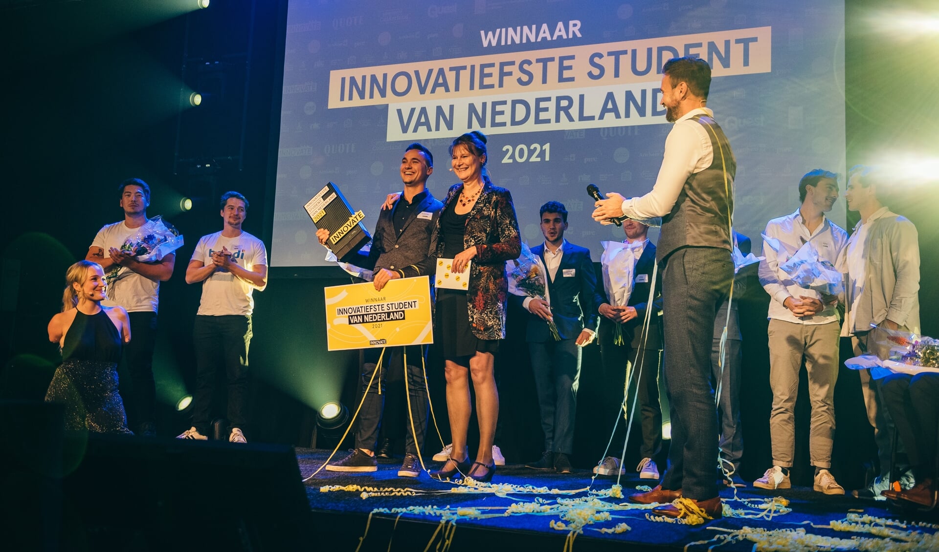Winnaar van De Innovatiefste Student van Nederland 2021: Jardo Stammeshaus (Vrije Universiteit Amsterdam) neemt de prijs in ontvangst van Marjan Minnesma, directeur Urgenda.