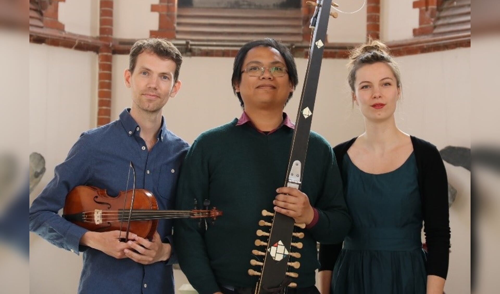 Marini Consort met van links naar rechts: Koos Verhage (viool), Punto Bawono (luit) en Iris Bouman (mezzosopraan).