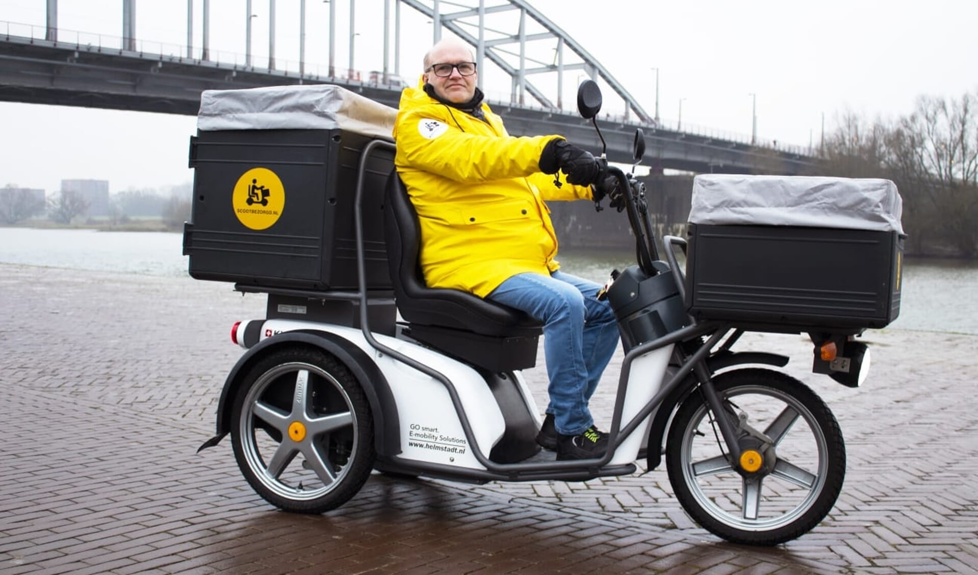 Een medewerker van Scootbezorgd.nl op pad.