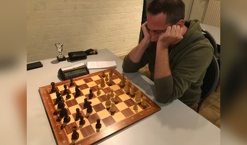 <p>Een geconcentreerde Twan Verhofstad met op de speeltafel ook zijn prijs voor grootste stijger. </p>