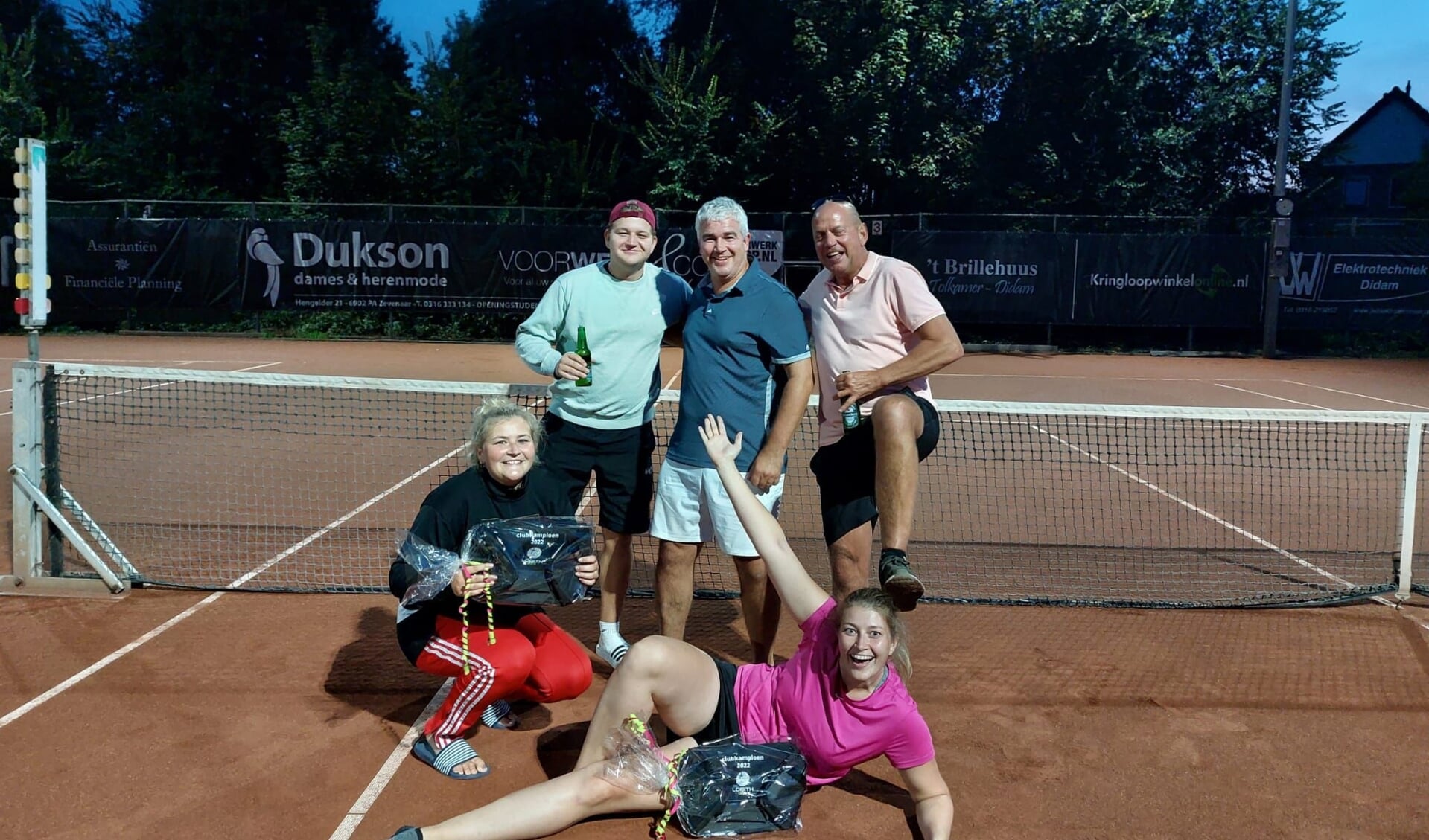 De clubkampioenen: staand: Jules Jägers, Henri Jansen, Jos Jansen. Zittend Carmen en Renee Jägers (Foto: Jos Jansen)