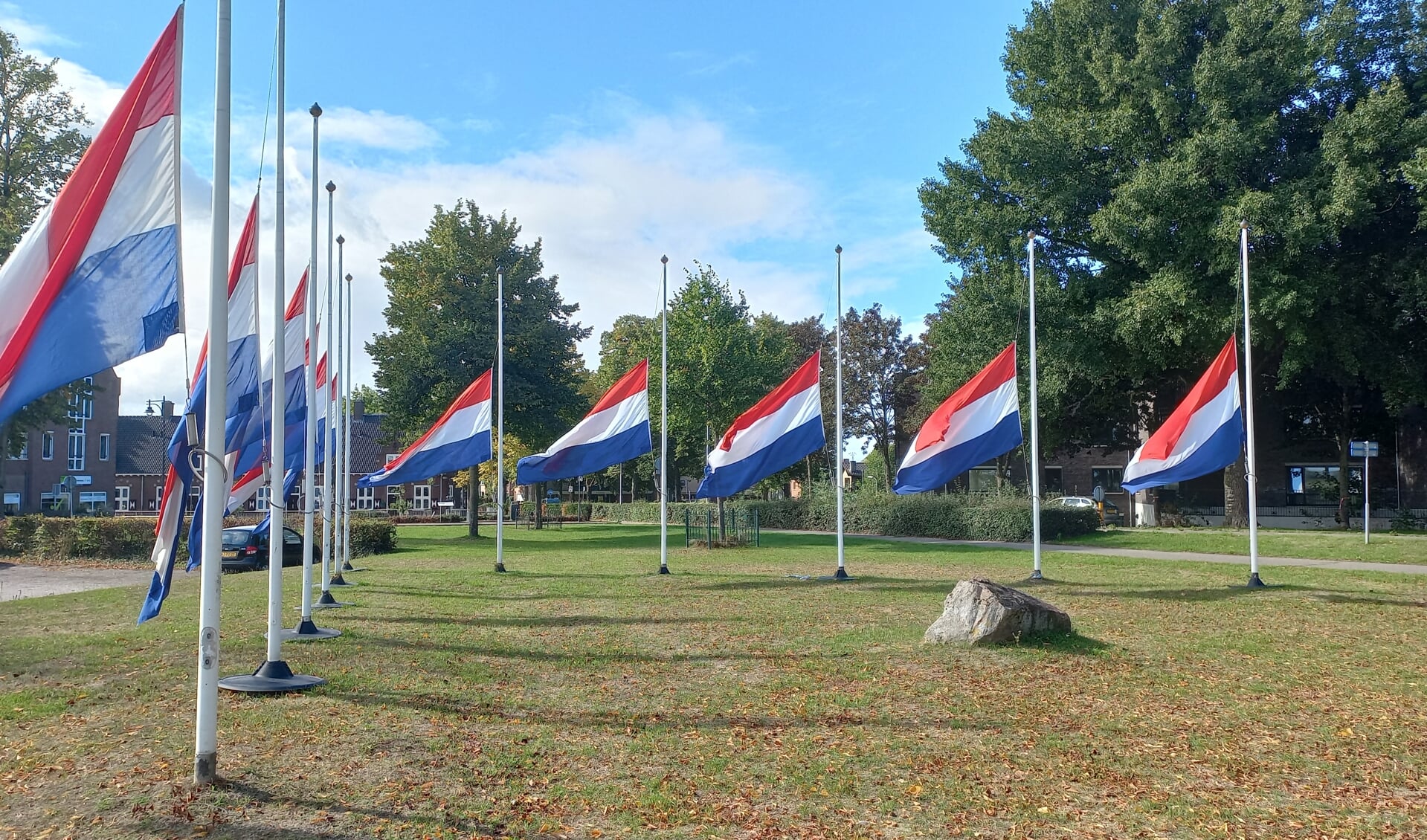 17 september veel driekleuren halfstok in Huissen. 