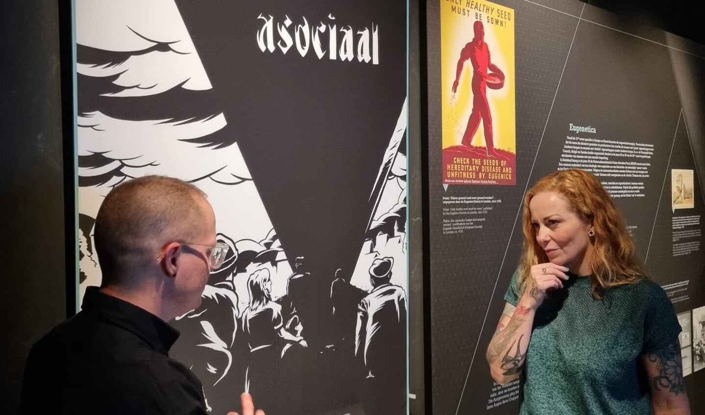 Anneke van Giersbergen tijdens haar bezoek aan het Vrijheidsmuseum in Groesbeek