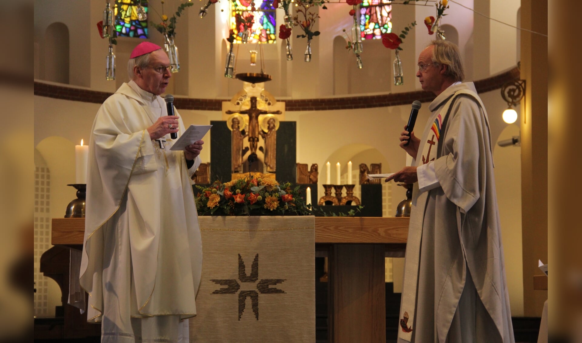 Bisschop De Korte installeert Aloys van Velthoven als nieuwe pastoor Groesbeek. 