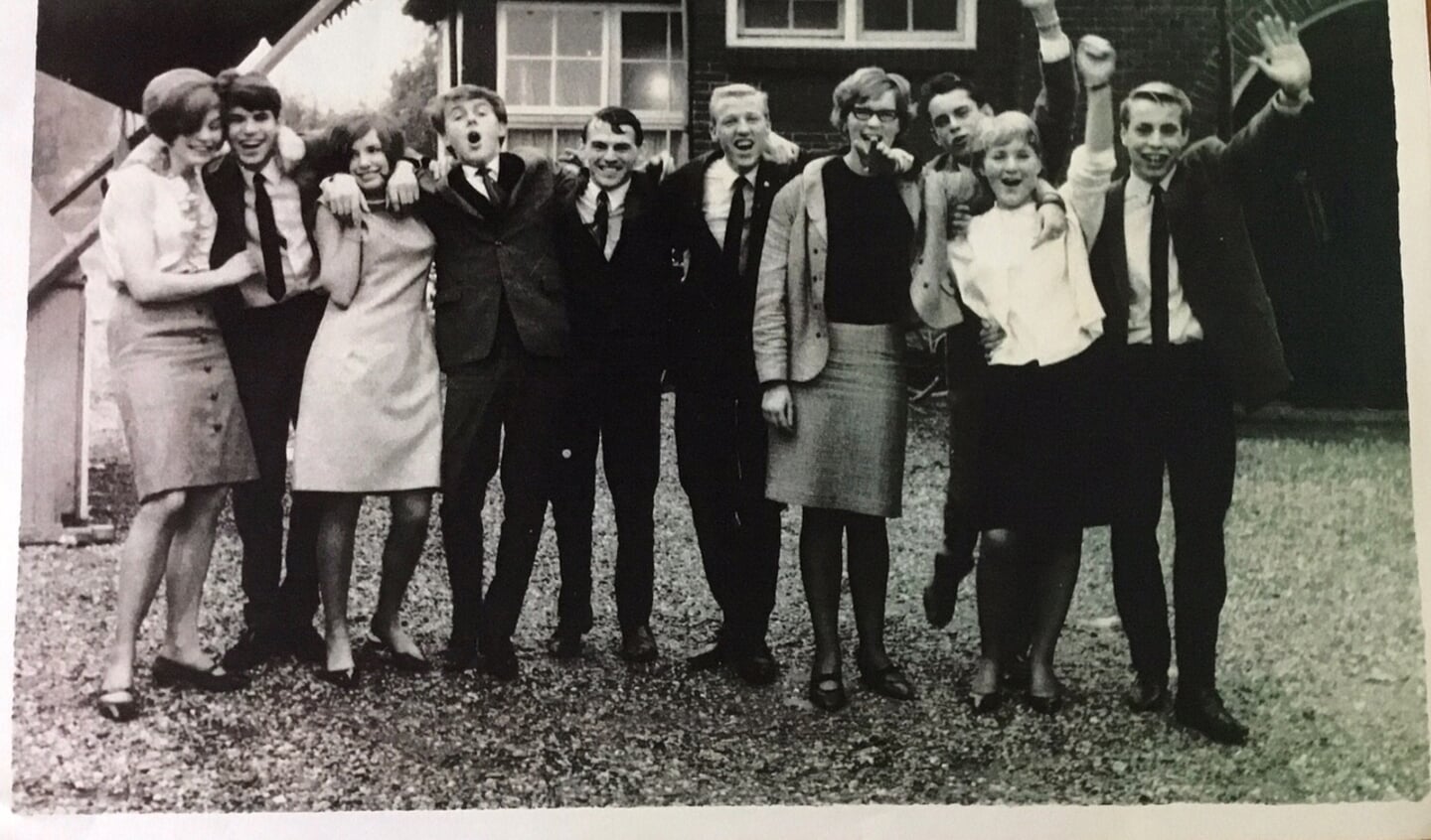 Groepsfoto voor Hugen (1968) met onder meer Bart Engelen, Gerie Brom en Sjaak Mulder 