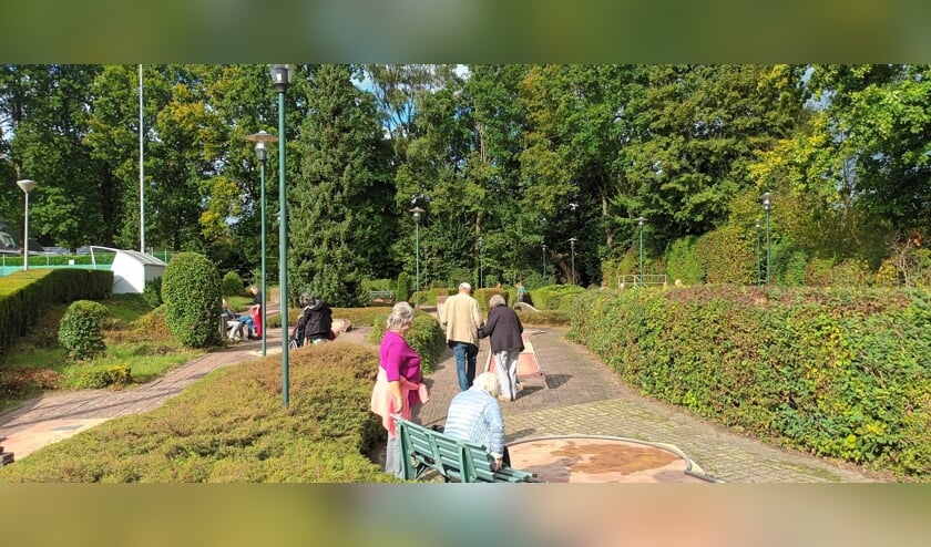 Bewoners Zevenheuvelenhuis op de Midgetgolfbaan. (foto: Anke Jacobs)