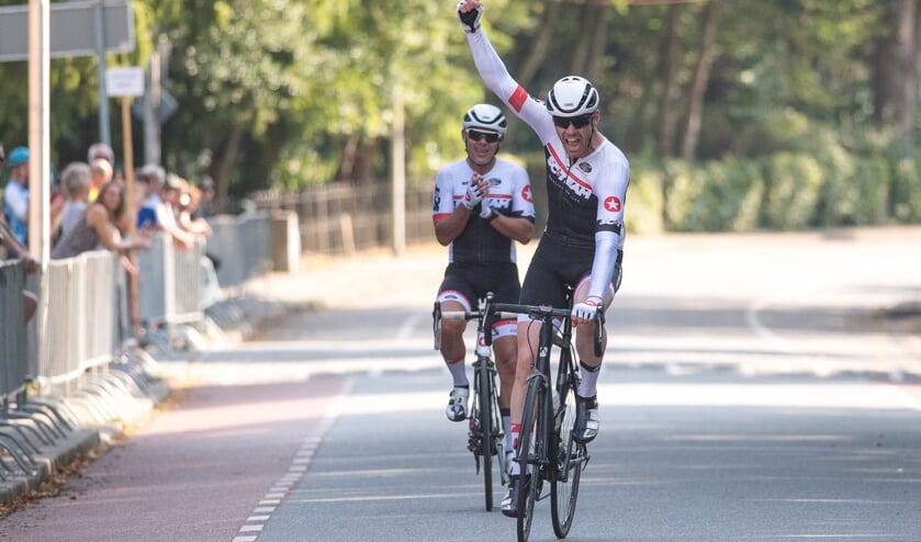<p>Finish Sportklasse met winnaar Maarten Bremer en Cor van der Ploeg als tweede. </p>