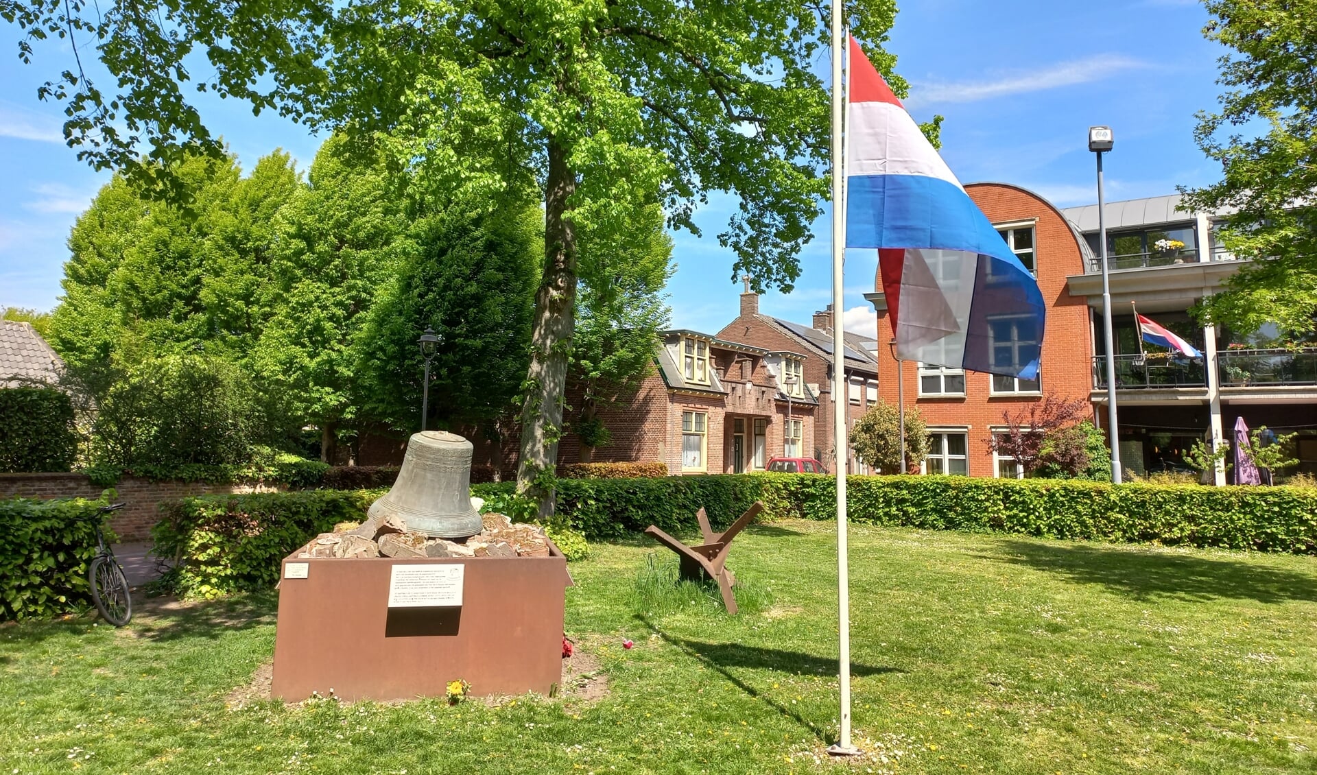 De vlag bij De Klok herinnert aan de tragiek uit 1944. 
