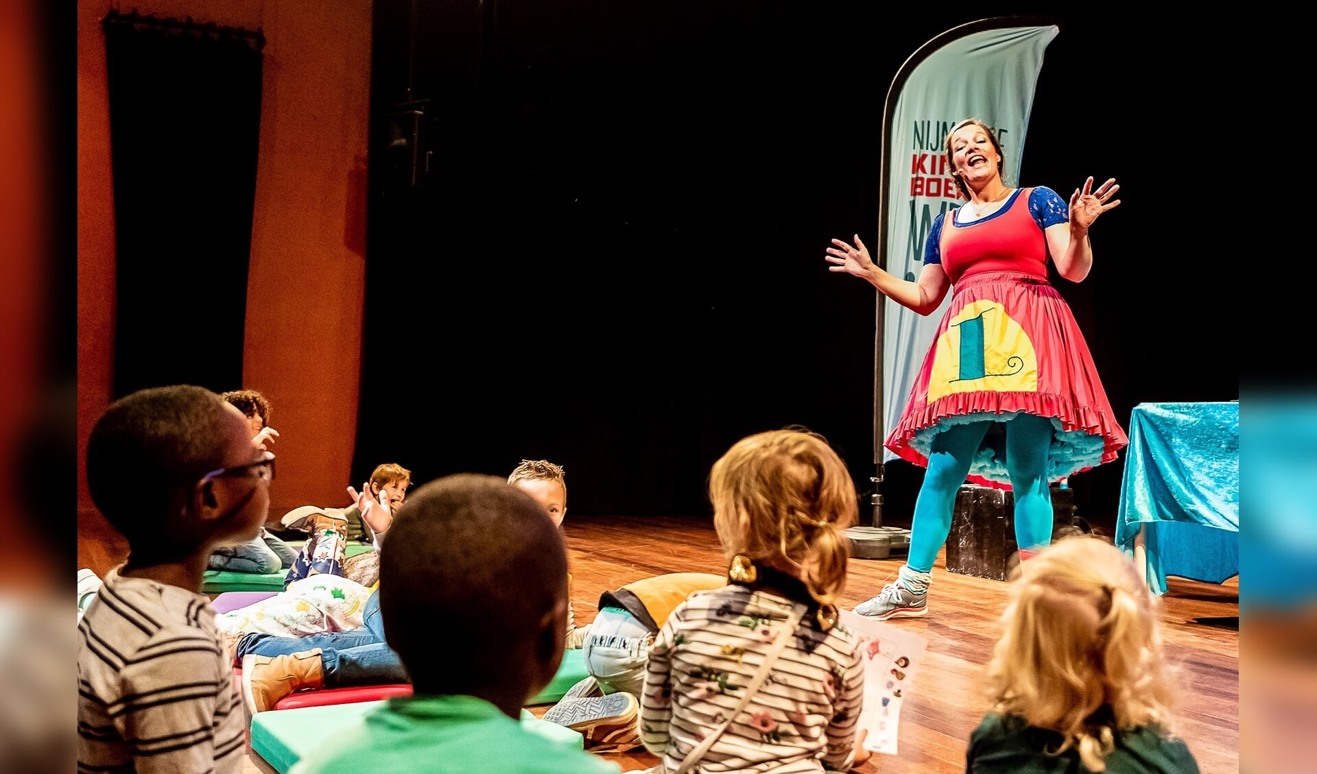 Genieten van een vrolijke voorstelling tijdens de Kinderboekenweek. 