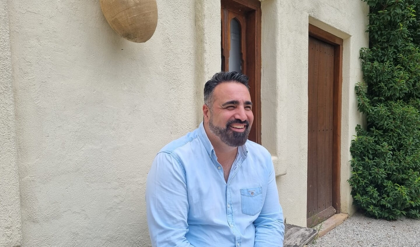 Documentairemaker Sinan Can tijdens zijn bezoek aan museumpark Orientalis