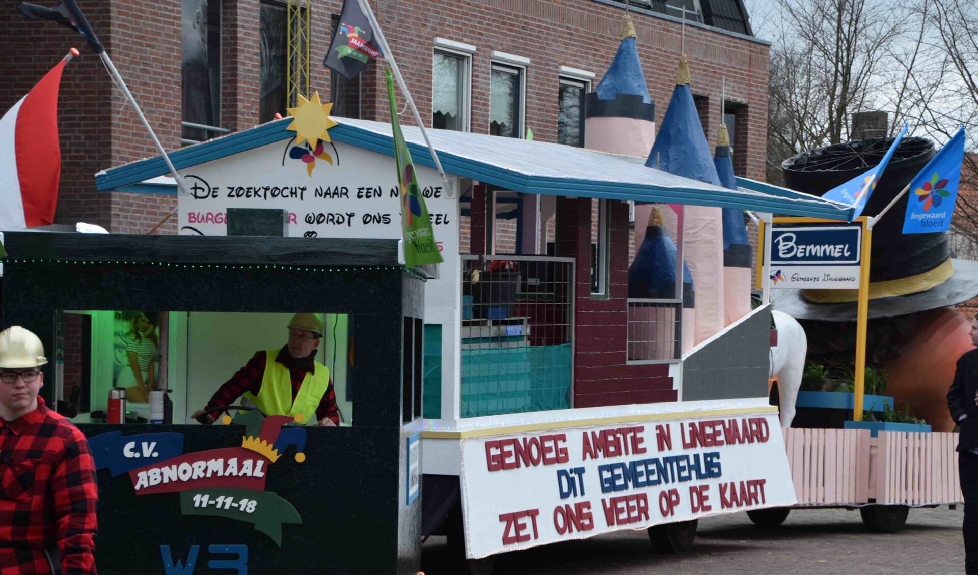 Een deelnemende wagen tijdens de optocht in 2020.