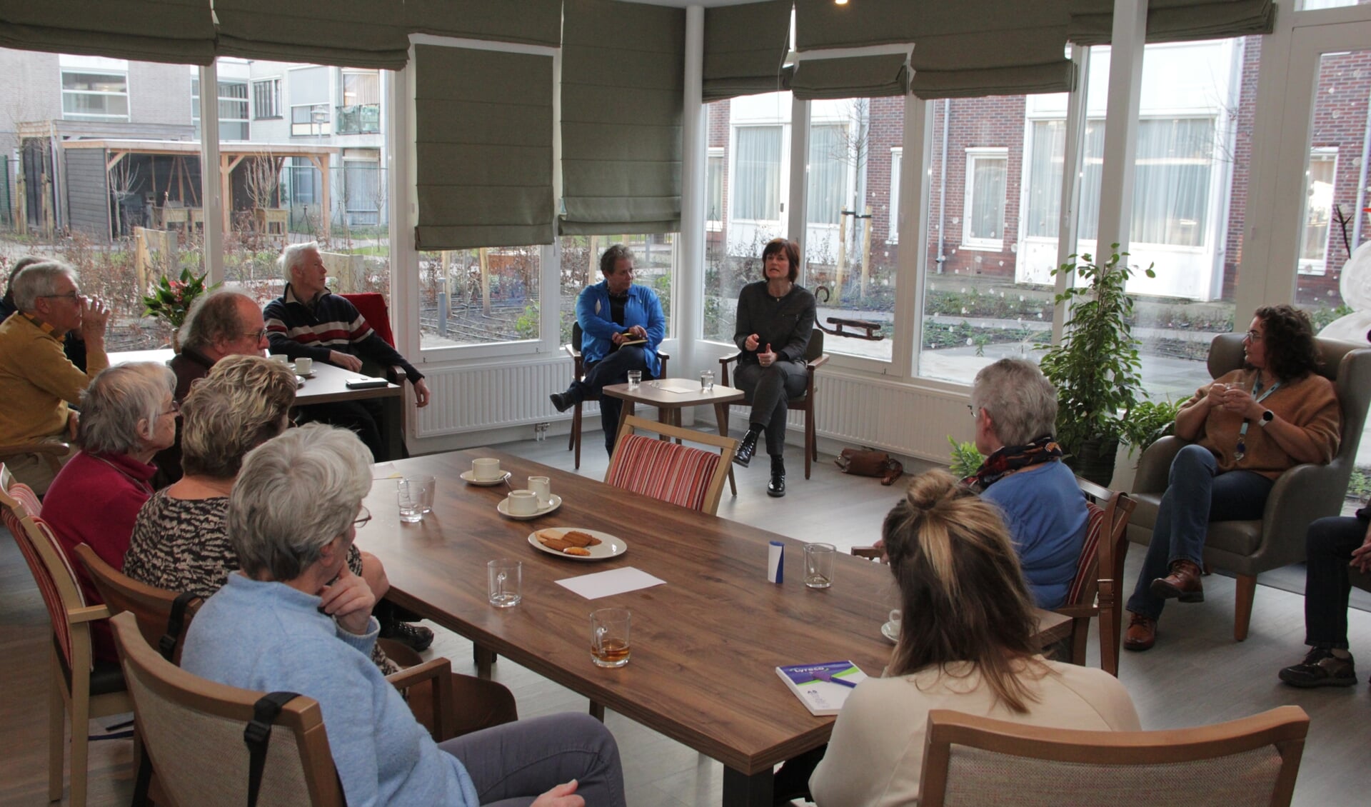 Bezoekers luisteren aandachtig in Alzheimercafe Millingen.