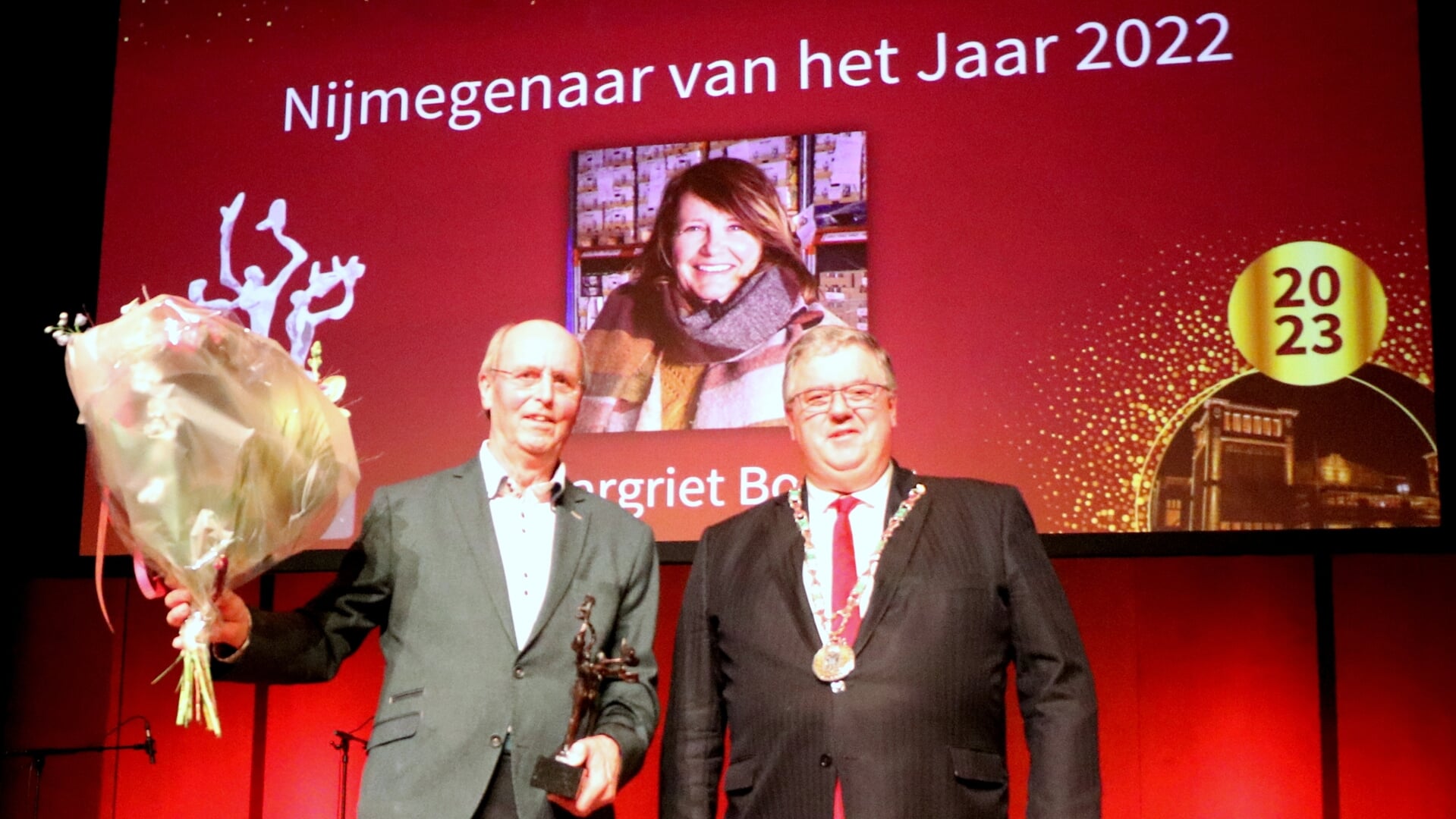Jan van Halder, voorzitter van de Voedselbank Nijmegen Overbetuwe (links) en burgemeester Bruls. Achter hen Nijmegenaar van het Jaar 2022 Margriet Bosma.