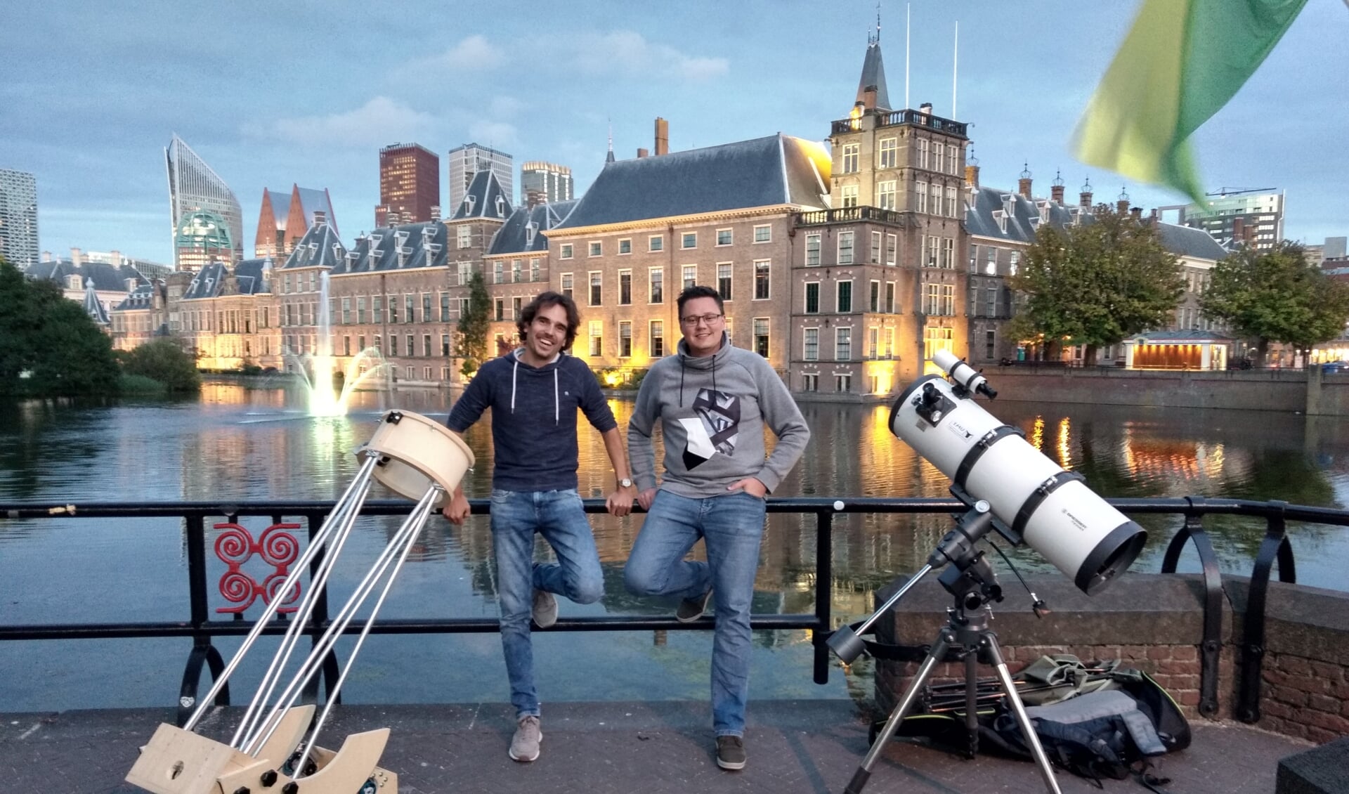 Eerder stond Roel (links) met zijn telescoop in Den Haag.