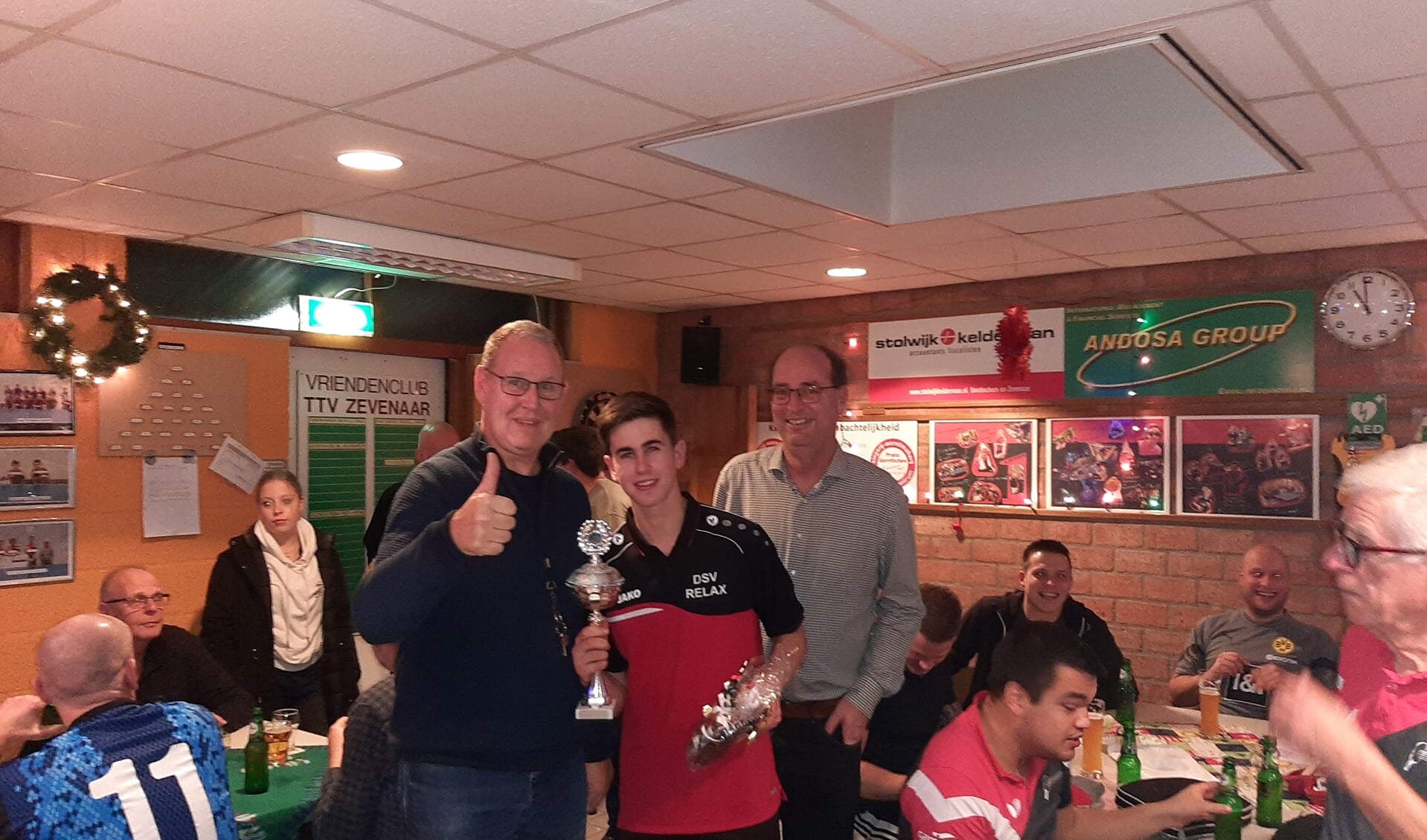 Winnaar Tijn Verhagen toont de gewonnen trofee, geflankeerd door Hugo de Groot en Edwin Verhoeven. (Foto: Henk Kemperman) 