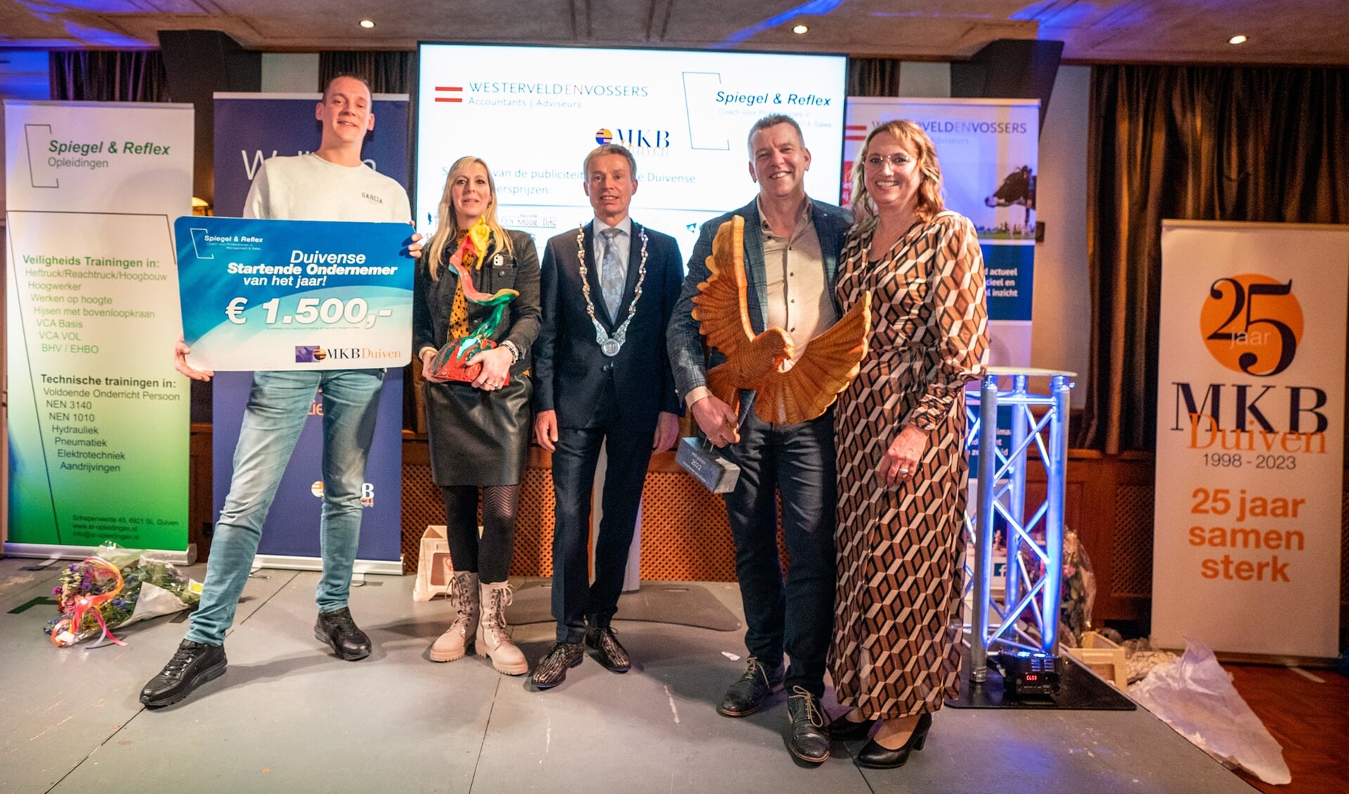 De winnaars van de Duivense ondernemersverkiezingen met burgemeester Huub Hieltjes. V.l.n.r.: Walter en Marieke Willemsen, Huub Hieltjes en Ferdinand en Anja Eeuwes 