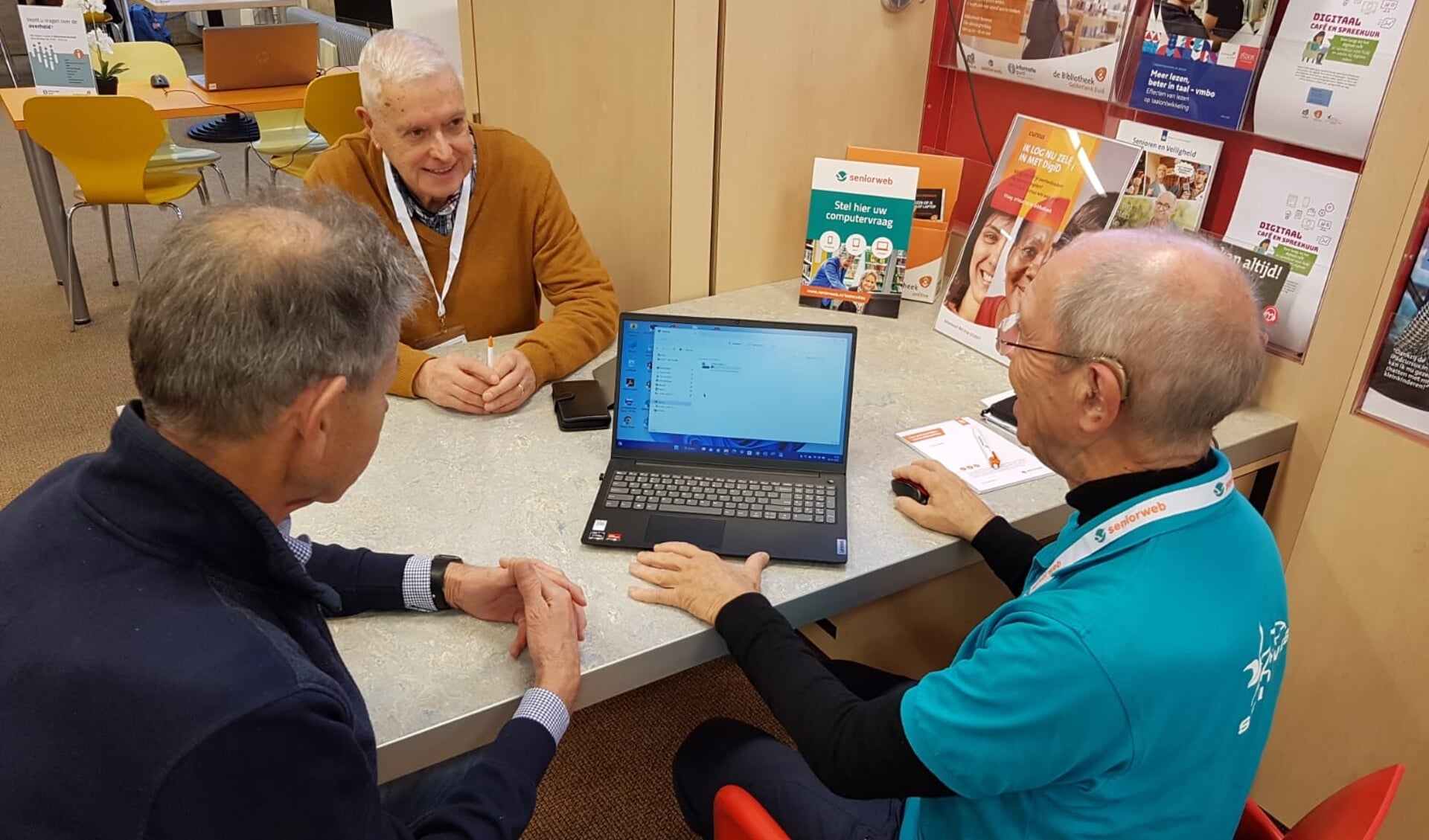 Docenten van Bibliotheek Gelderland Zuid en SeniorWeb helpen je digitaal op weg.
