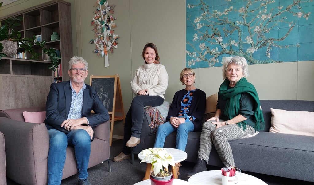 Vlnr. Ap Willemsen, Mireille Vaal, Lies Tonino en Linda Poelmann in de huiskamer van het Marikenhuis. 