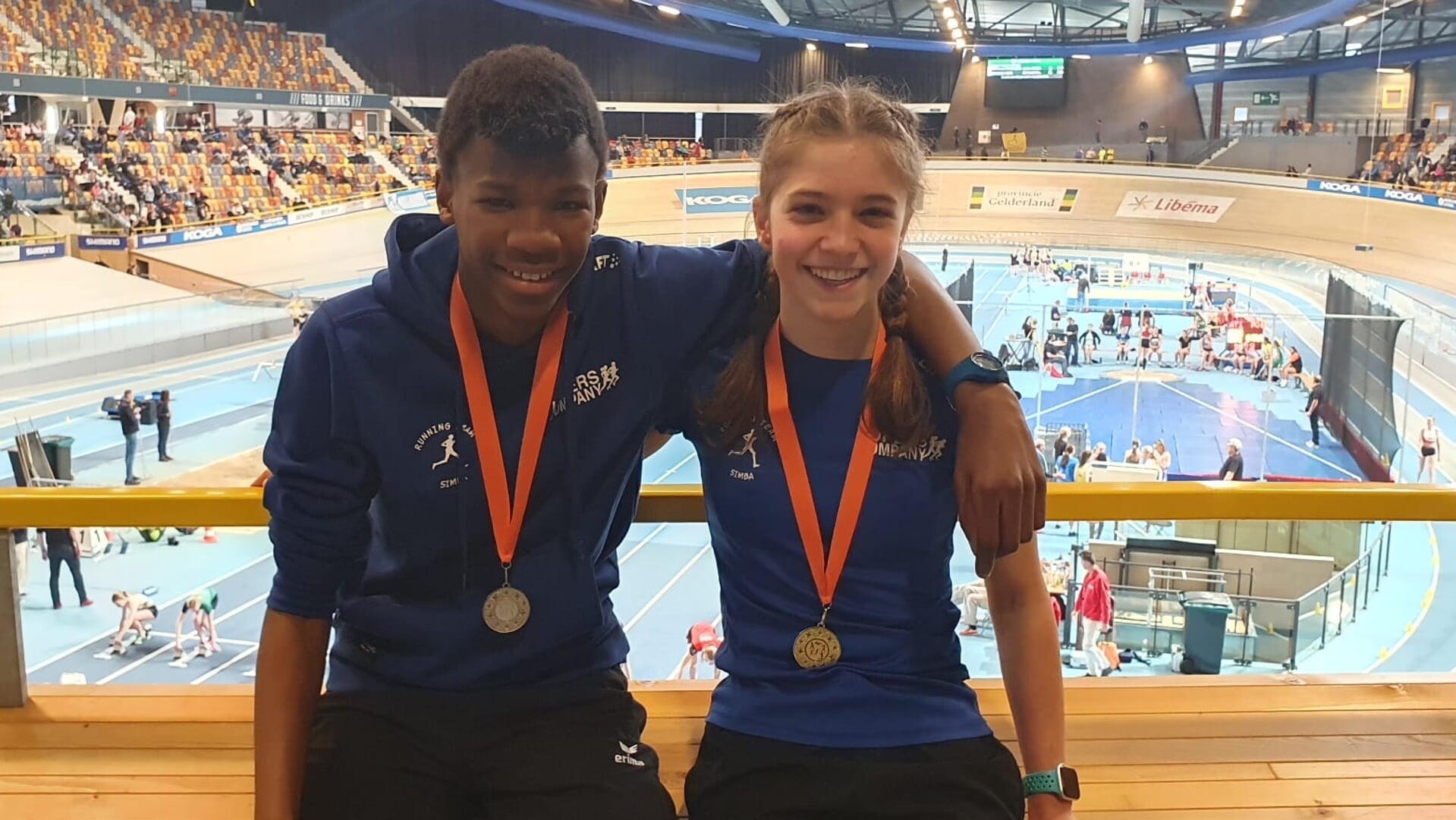 Elihle en Kaate met hun medailles.
