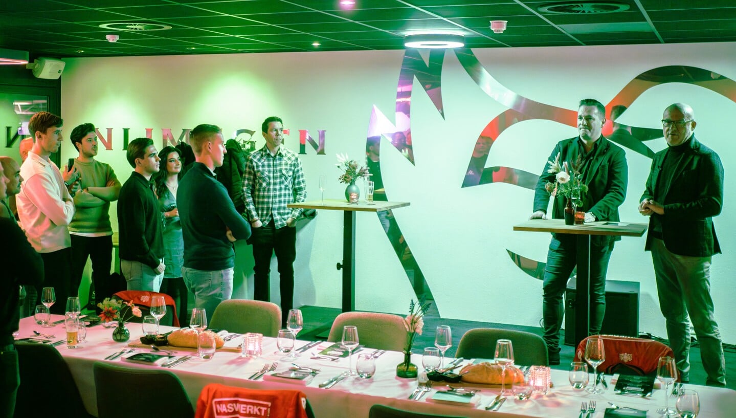 Welkomstwoord Richard Nas en Wilco van Schaik, N.E.C. spelers op links
