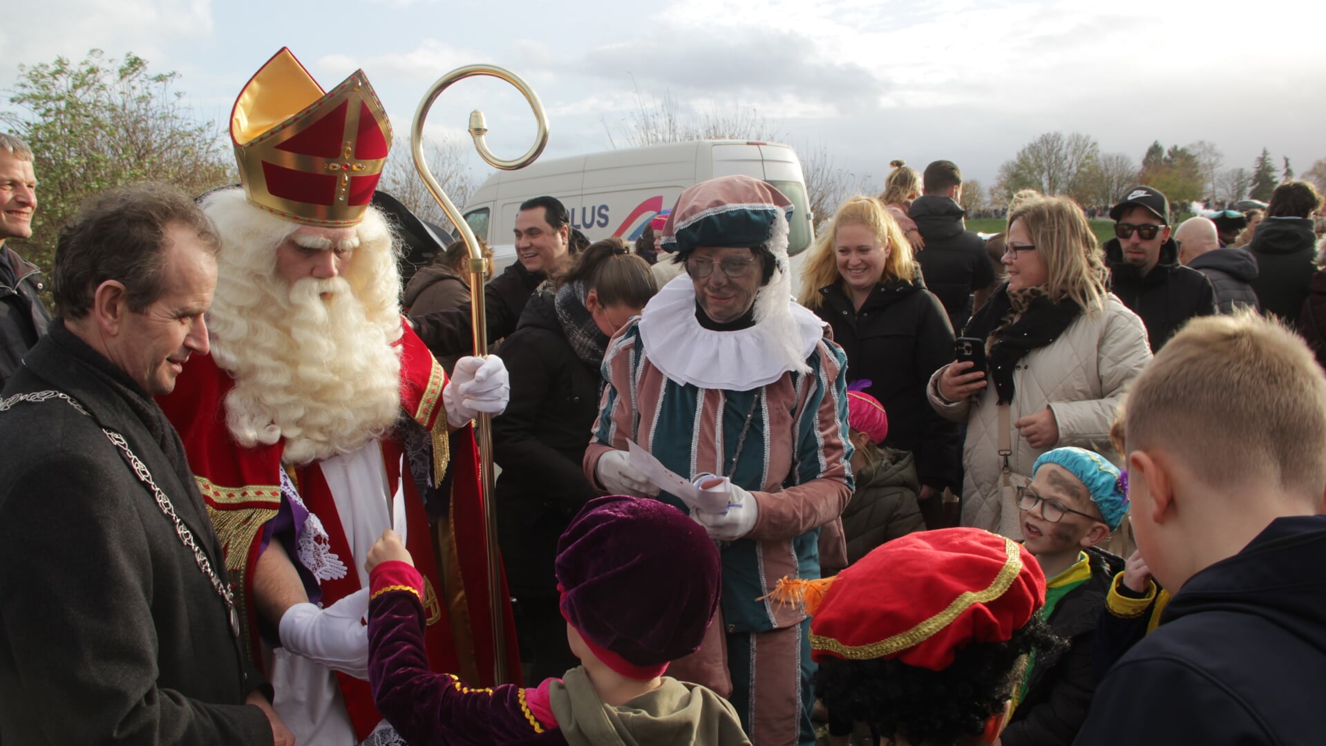 Burgemeester Slinkman heet Sinterklaas welkom op de Loswal in Millingen. 