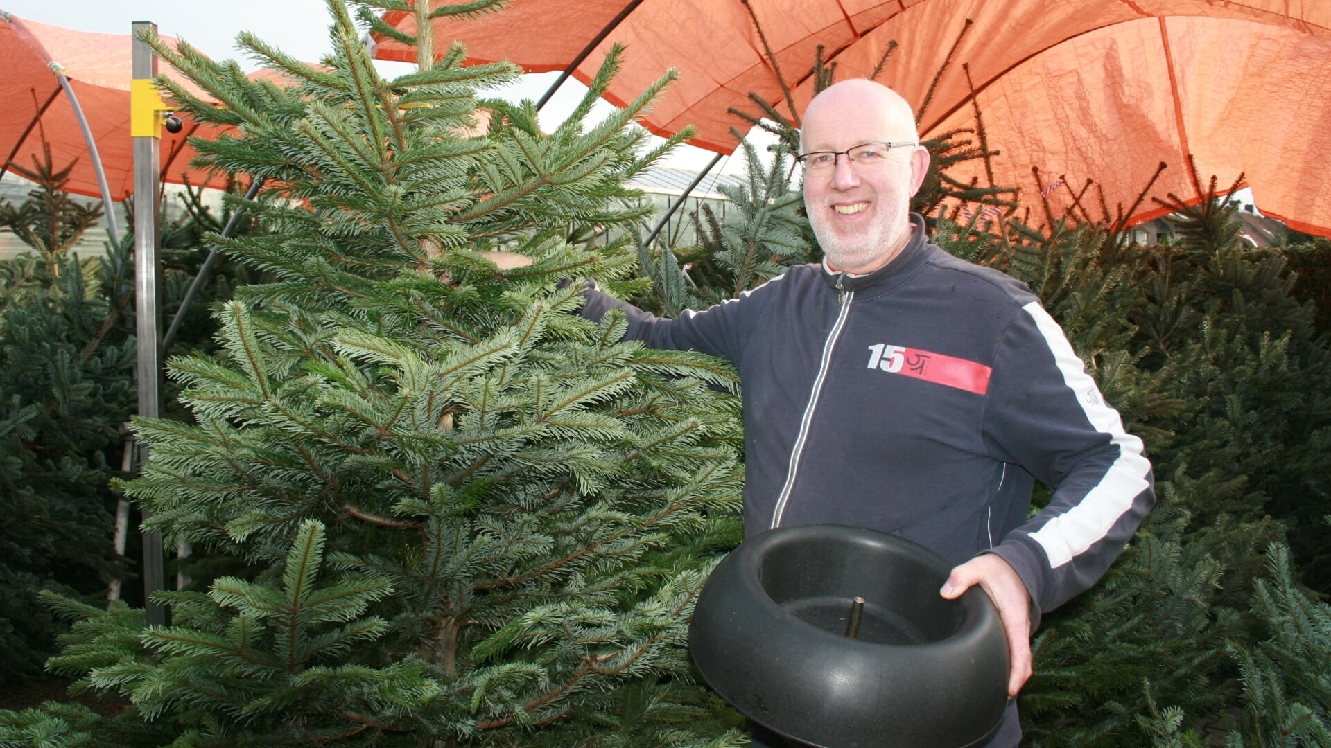 Remco Eggenhuizen met kerstboom en EasyFix kerstbomenstandaard.