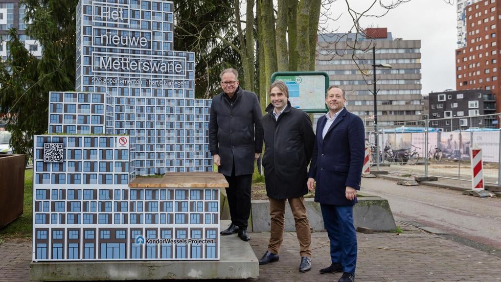 Van links naar rechts: Noël Vergunst (wethouder gemeente Nijmegen), Ronald Leushuis (bestuurder Talis) en Roy Hasselerharm (directeur KondorWessels Projecten).