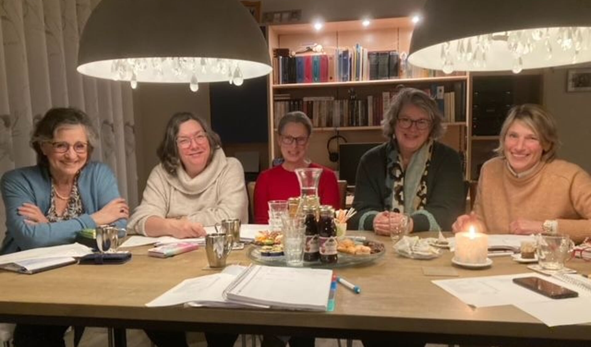 Het bestuur van Stichting Vrouwendag Rhenen, van links naar rechts: Ria Valk, Loekie Janssen, Paulien Meuzelaar, Carla van Sluisdam en Heleen Timmerman. 