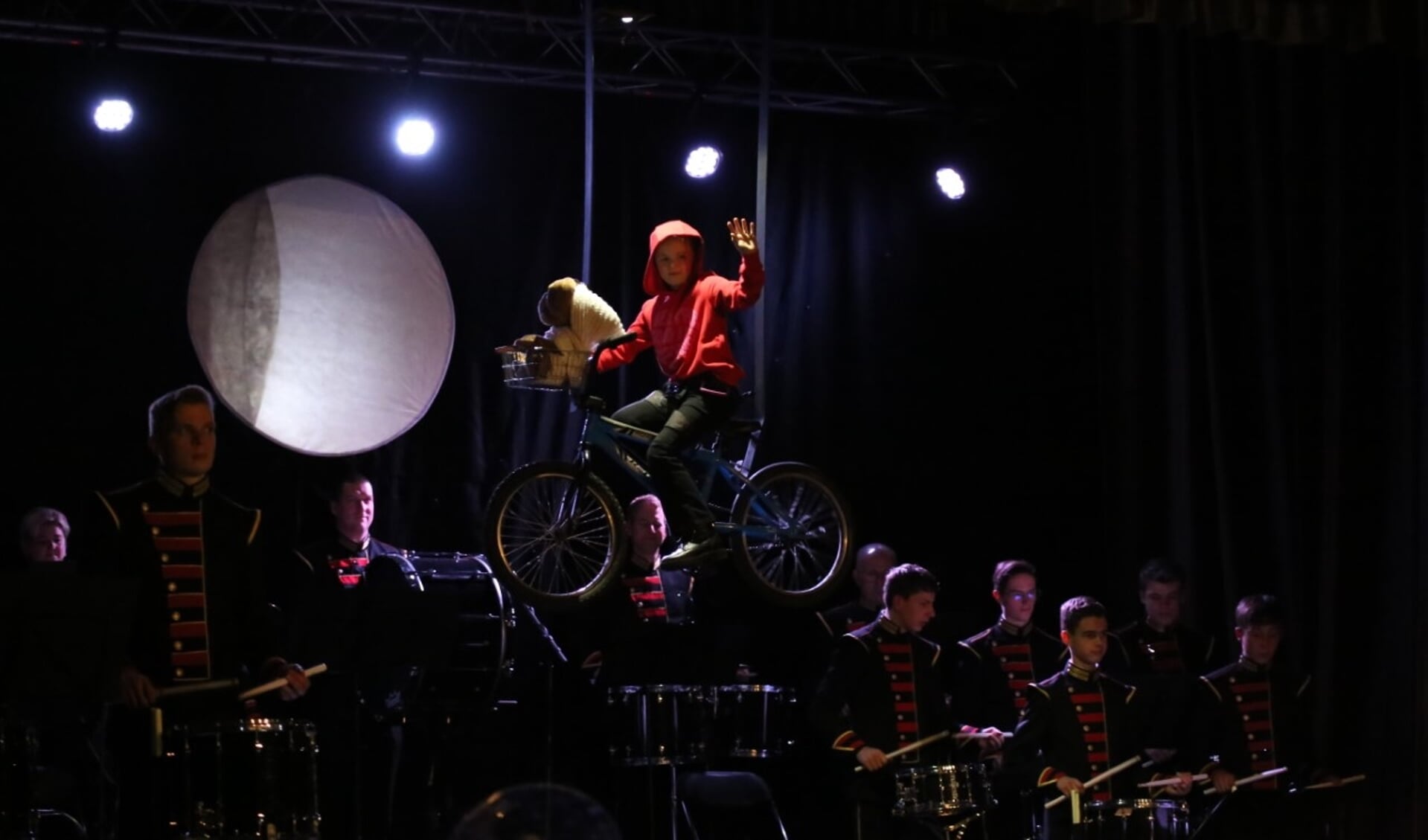 De E.T.-act mét vliegende fiets tijdens het Sebastianus Festival of Movies.