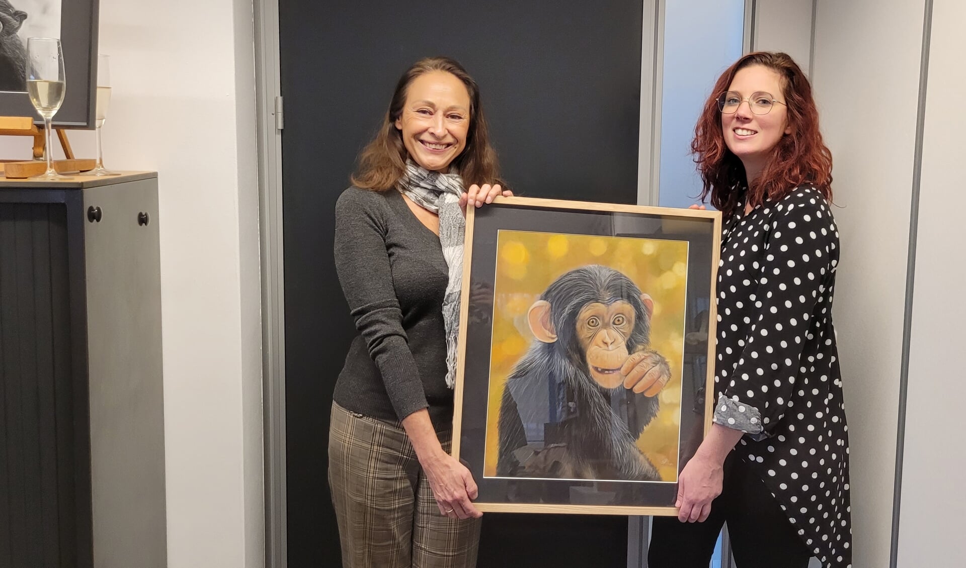 Rowena Façee Schaeffer en Sanne van der Heijden (rechts) met de door Sanne gemaakte tekening (Foto: Alie Engelsman)