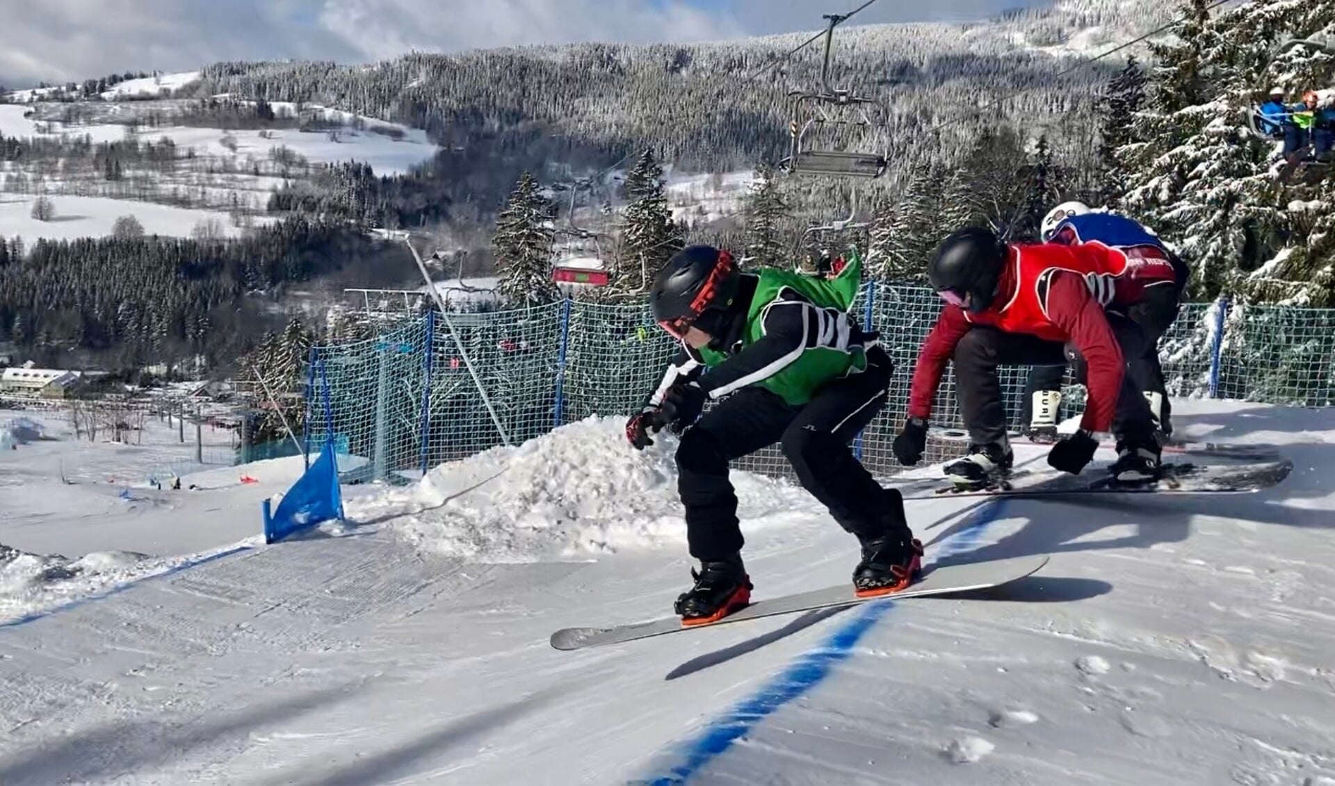 Stijn (groen hesje) op kop in een Snowboard Cross 'heat' op de baan in Dolni Morava, CZ.