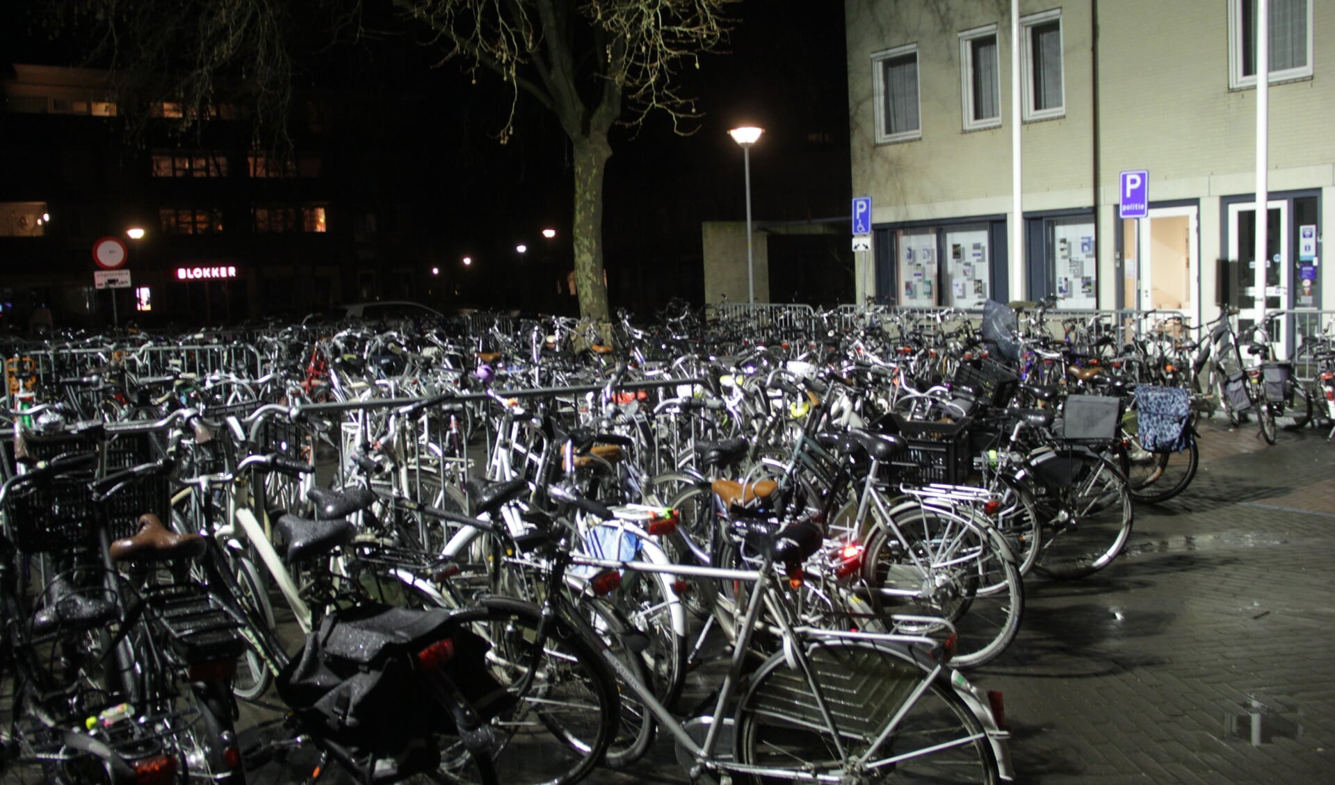 Dorpsplein fungeert met carnaval als fietsenstalling.