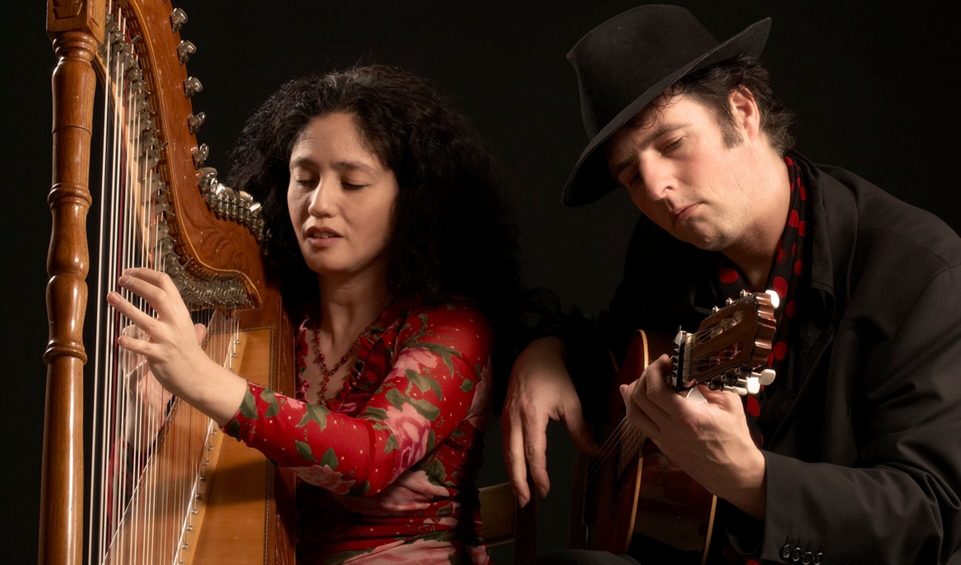 Het harp/gitaar duo Claudia y Manito. 