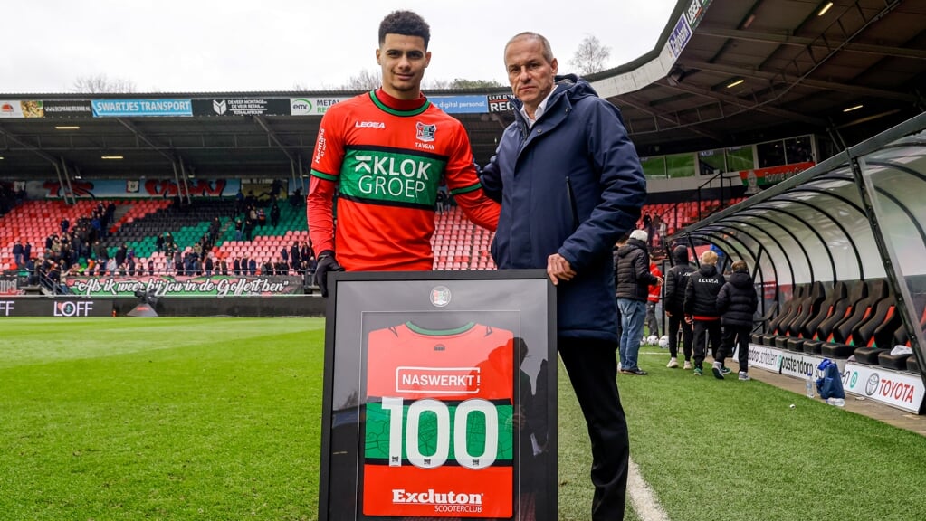 Elayis Tavsan viert zijn 100e basisplaats tijdens NEC - FC Utrecht. Rechts Carlos Aalbers.