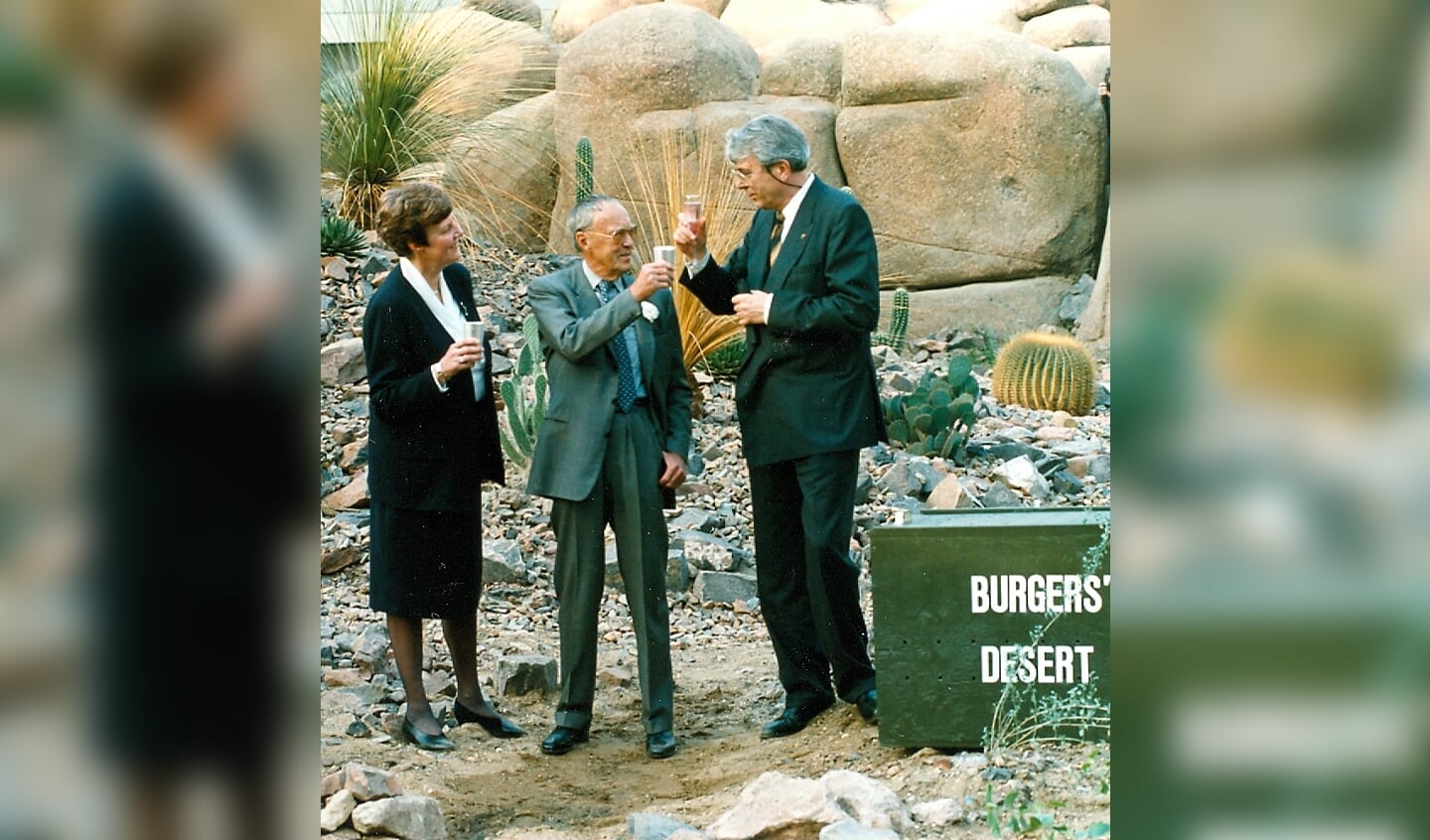 Prins Bernhard heeft de Desert zojuist geopend door een kalkoengier los te laten (1994).