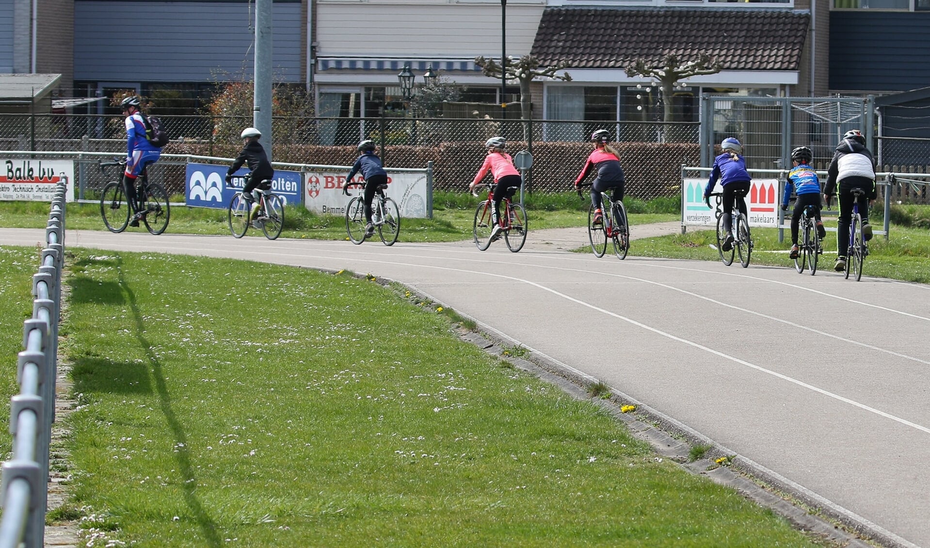 Jeugd fietst op de baan in Bemmel.