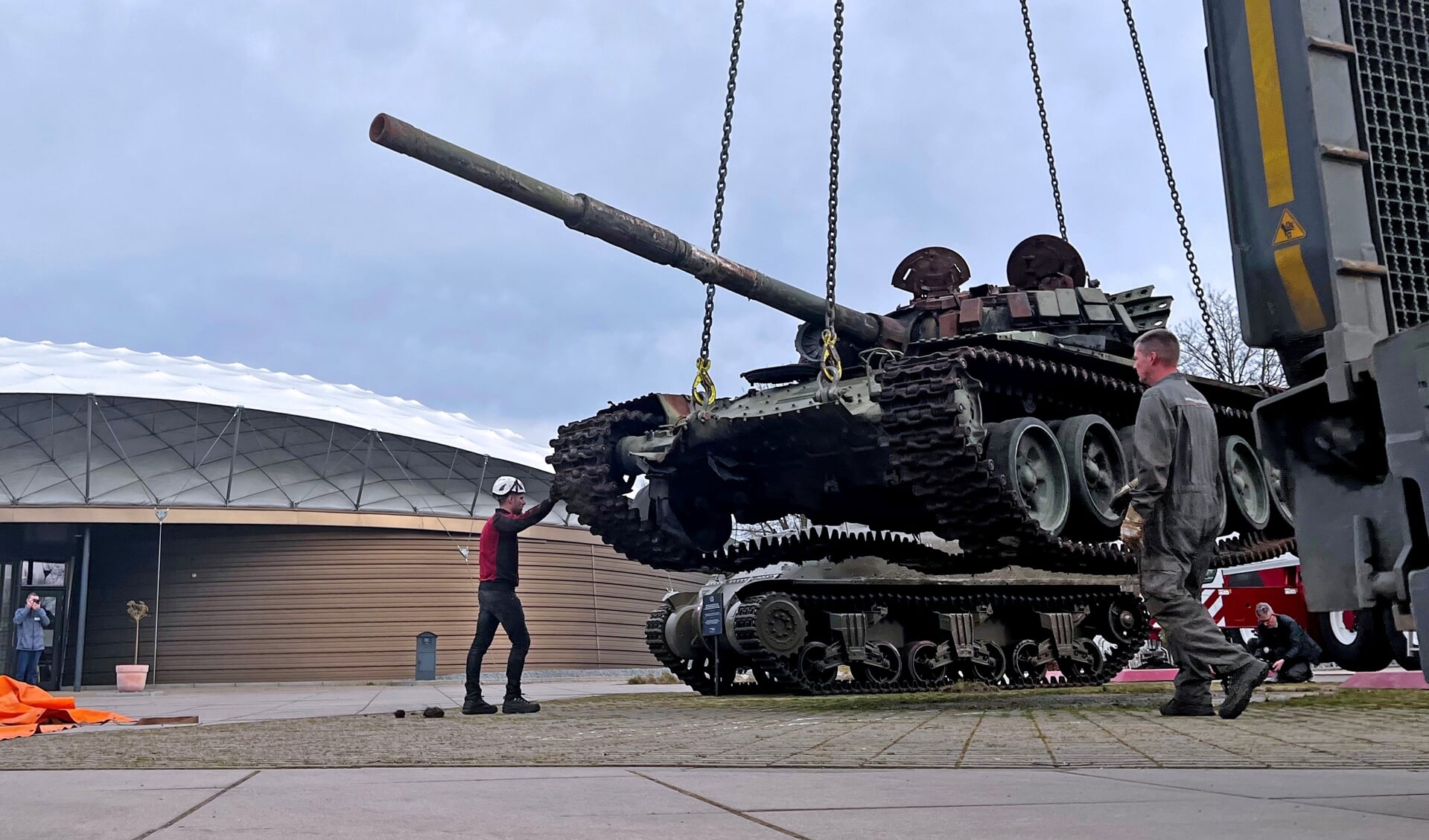 Een zwaargehavende Russische tank is vorige week bij het Vrijheidsmuseum in Groesbeek geplaatst. 
