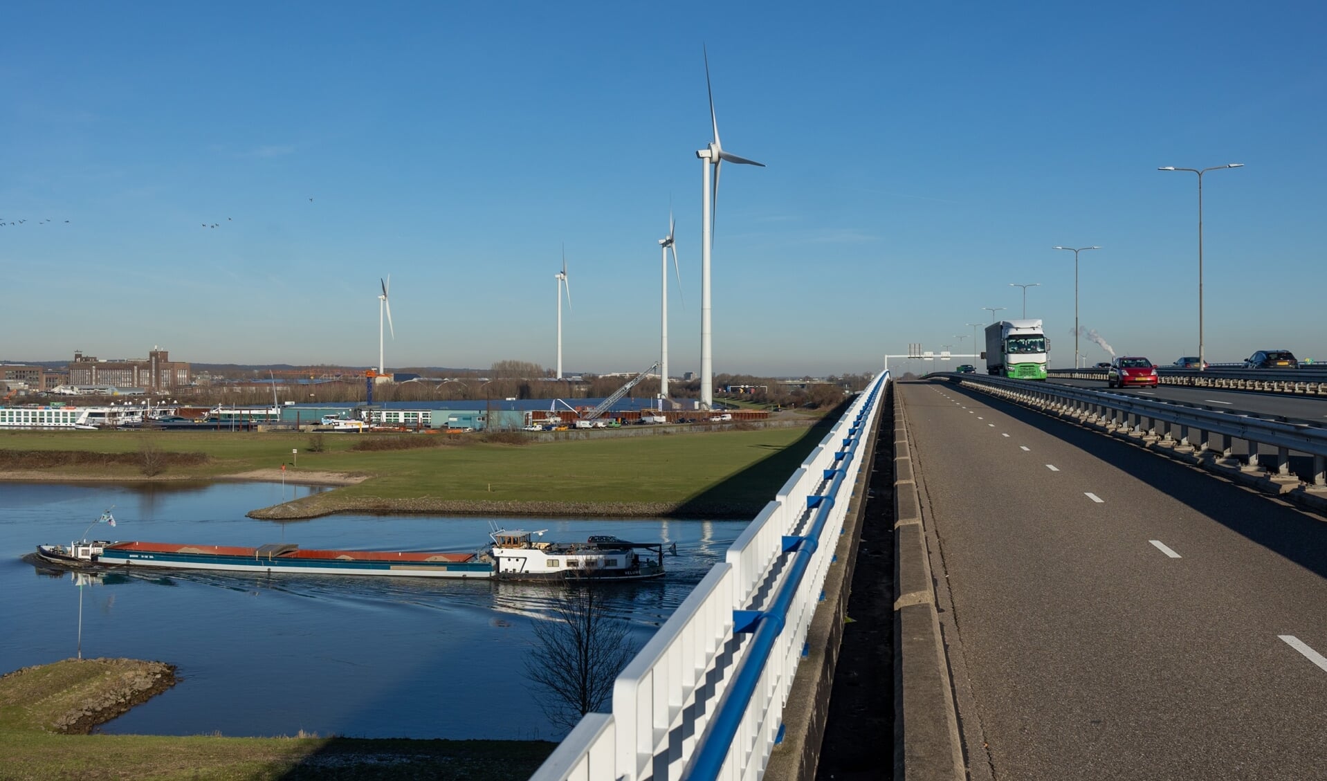 De vier turbines van Windpark Koningspleij langs de N325. 