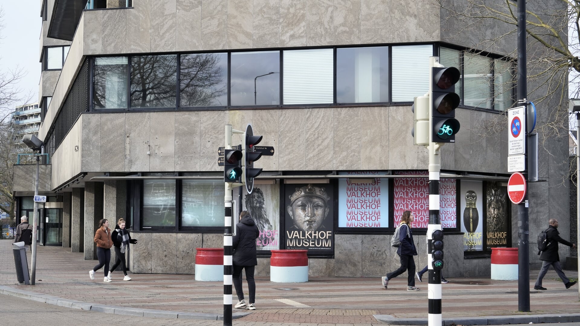 De tijdelijke locatie van het Valkhofmuseum in het voormalig bankgebouw aan het Keizer Karelplein. 