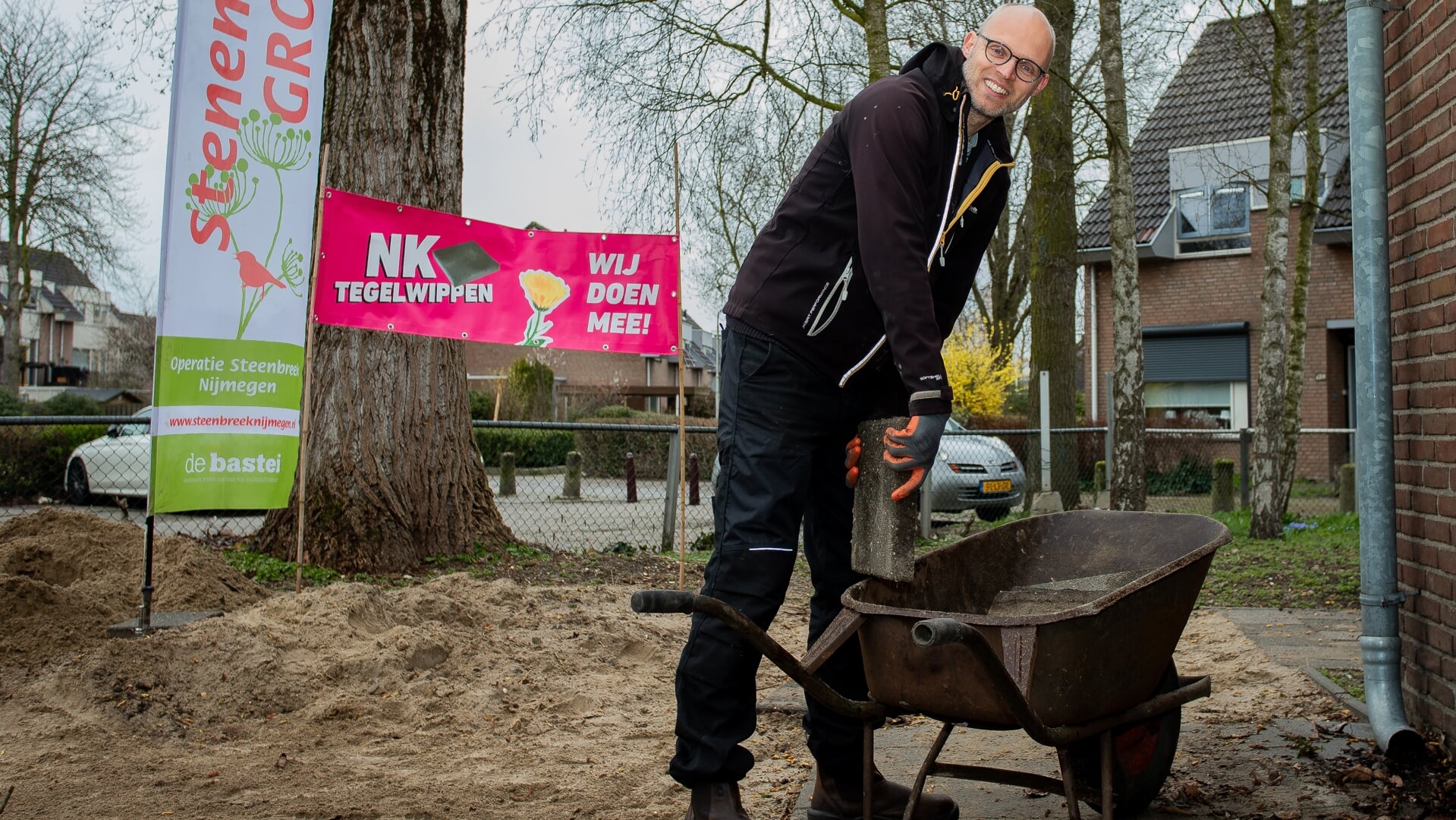 Gidy van Gaans van de Broederij verzorgt de aftrap van het NK Tegelwippen in Nijmegen.