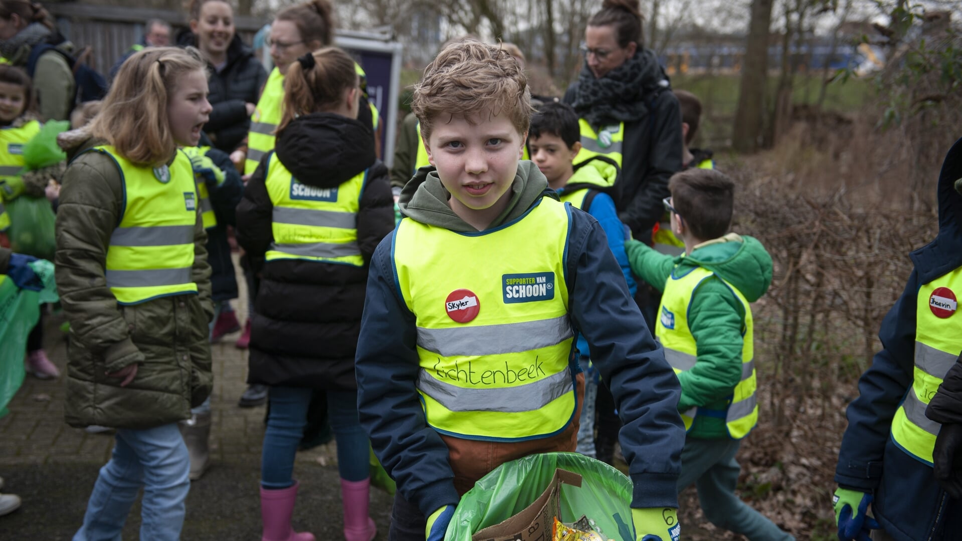 Ruim 3000 Arnhemse leerlingen zetten zich afgelopen week tijdens de Afvalestafette in voor een schone stad door, met grijpers en zak, zwerfafval te lijf te gaan.
