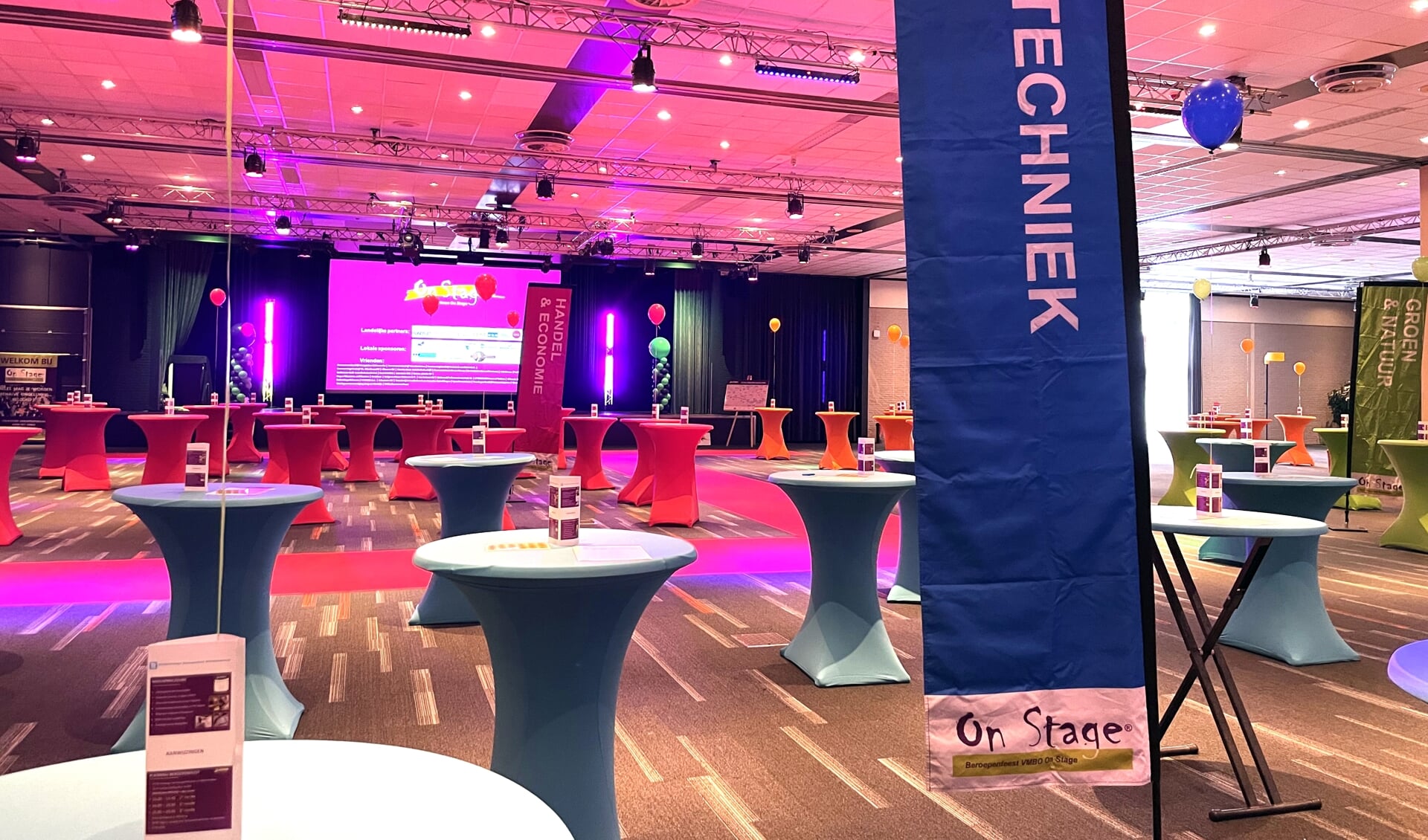 Alles in de eventzaal van Papendal staat klaar om de beroepsbeoefenaren, leerlingen en matchmakers te ontvangen voor het Beroepenfeest Betuwe On Stage!