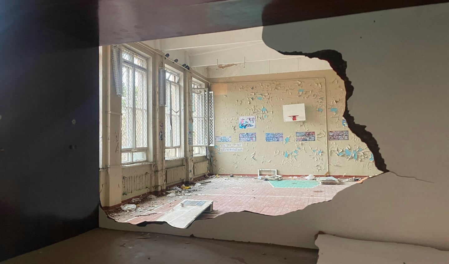 Sporen van vernielingen en plundering van een school in Chernihiv, Oekraïne.