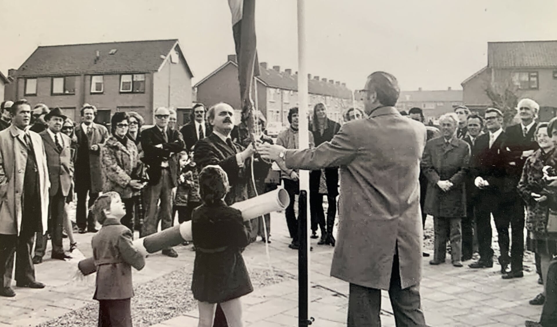 Burgemeester Hein Aalders hijst de Huissense vlag. (foto: Historische Kring Huessen)
