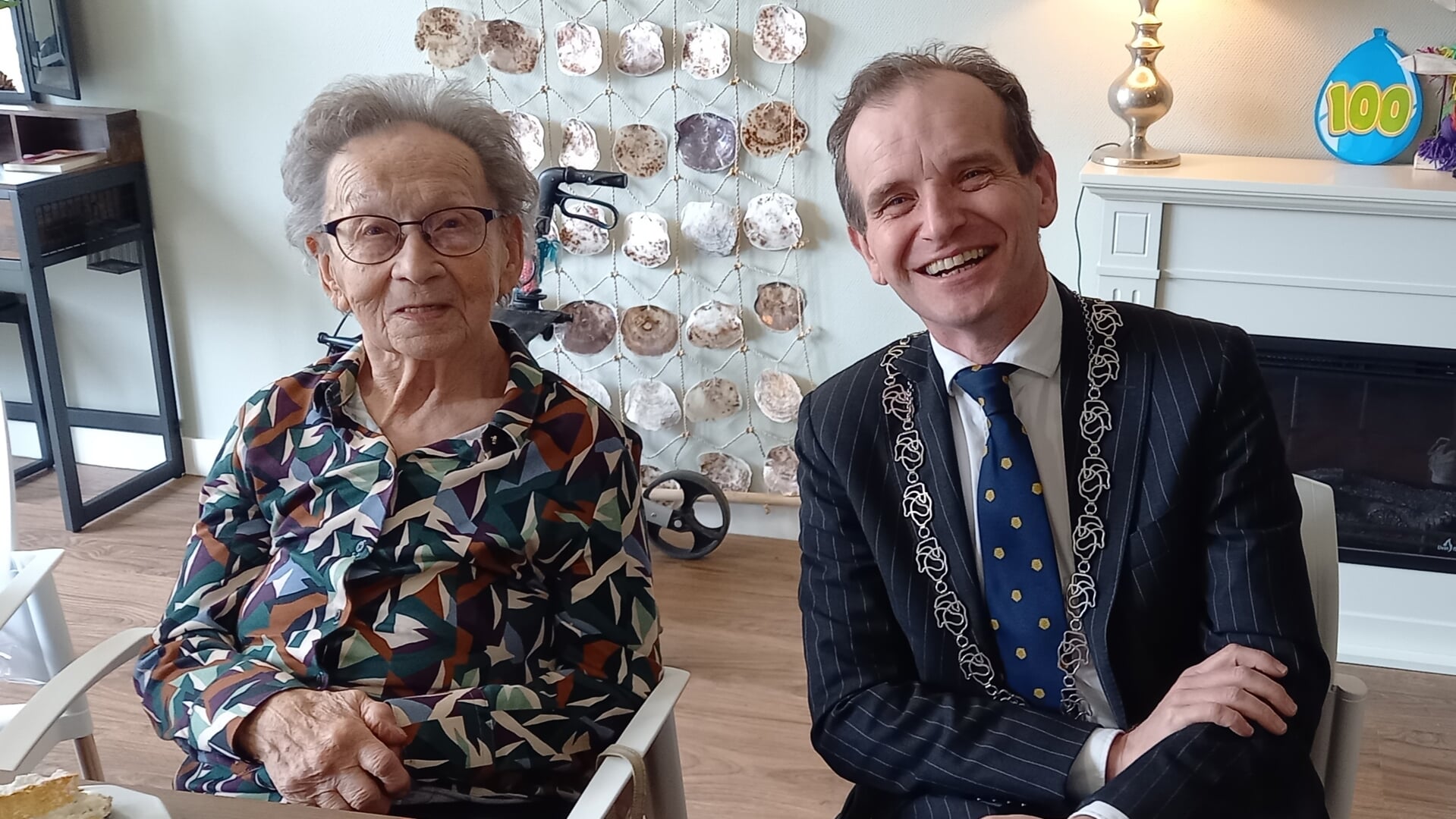 Burgemeester Slinkman bezoekt 100-jarige mevrouw Van der Steen-Frunt.