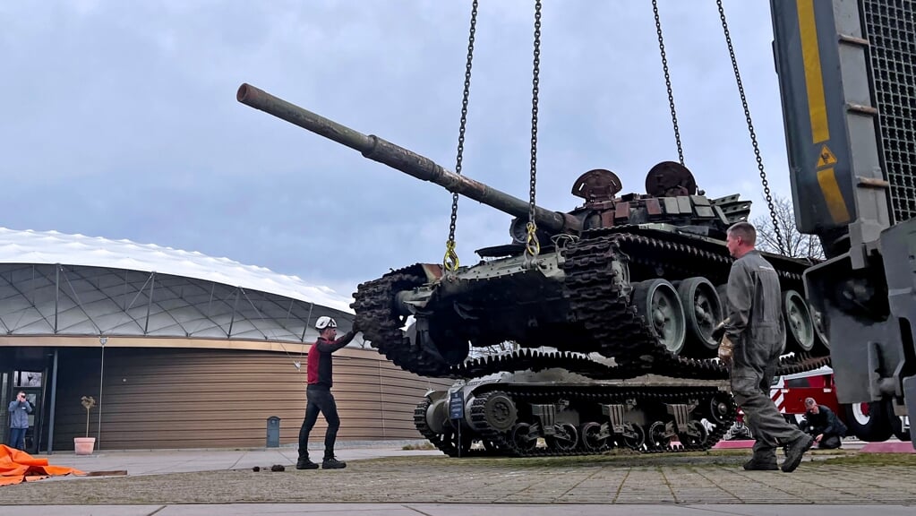 Een zwaargehavende Russische tank is bij het Vrijheidsmuseum in Groesbeek geplaatst.