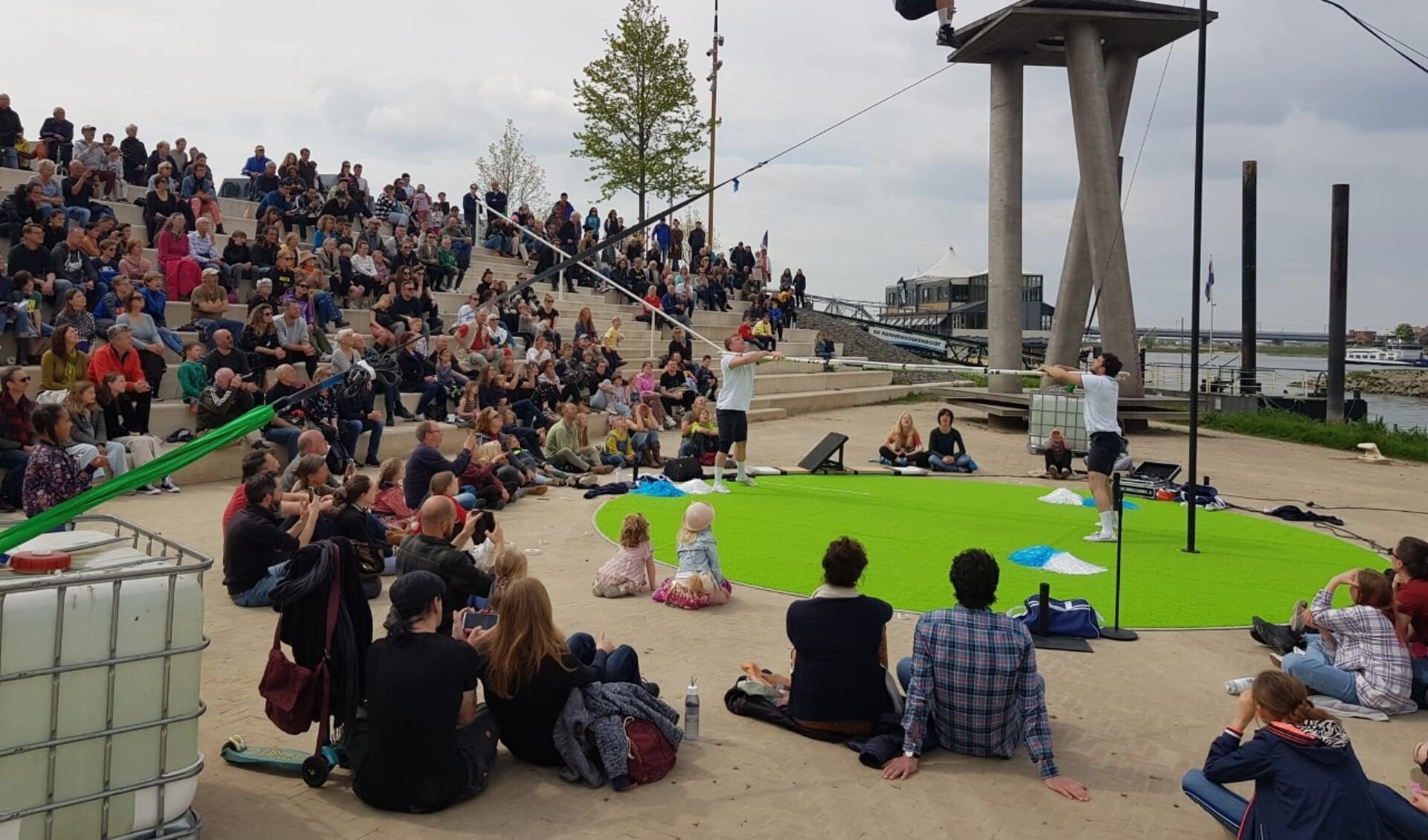 Theatergroep 15ft6 tijdens Podium aan de Waal mei 2022. 