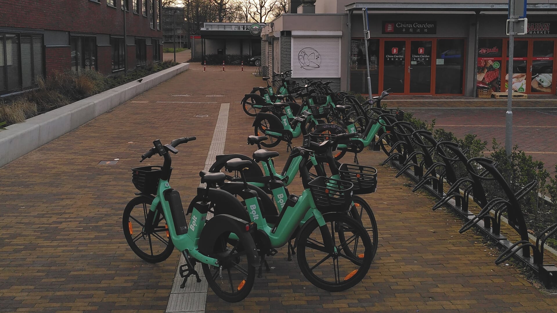Deelscooters bezetten fietsparkeerplaats nabij het zwembad Dukenburg.