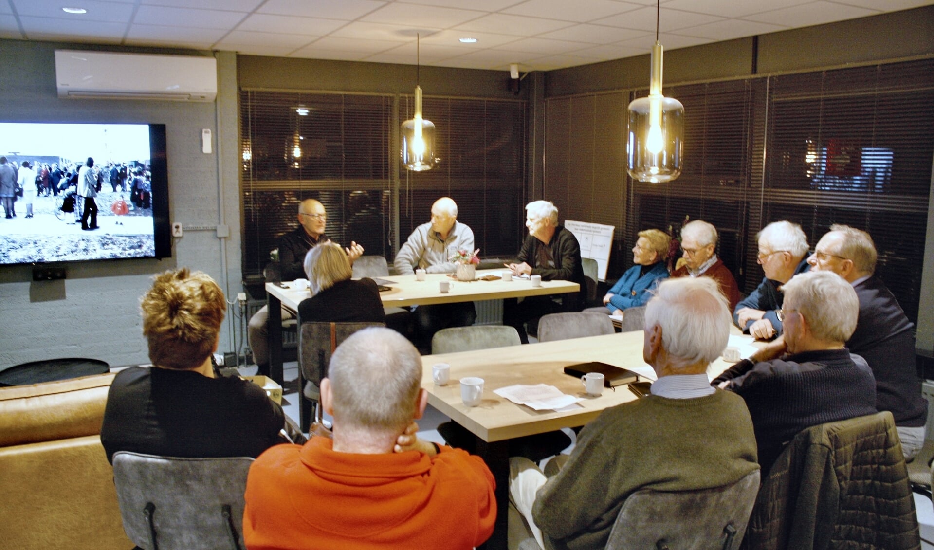 De videowerkgroep Ooggetuigen overlegt in Het Zilverhuus. 